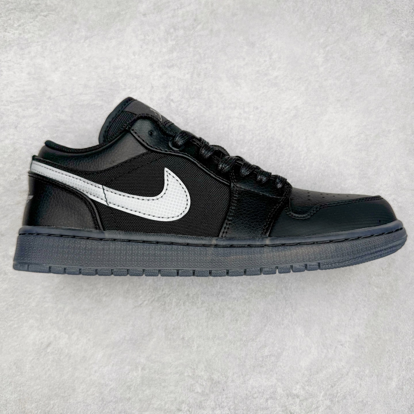 ＃DT纯原 Air Jordan AJ1 Low 低帮 黑白 HV5968-001 终端优势供应 市面中低帮最具代表性版本没有之一 口碑大厂出品 品控大底版型不断改良更新 全套原纸板楦头开发 确保原汁原味 完美呈现版型 完美零毛边处理 原厂内置全掌气垫 价格定位良心 平台专用代工流水线出品 一眼公司既视感 拿到手的一瞬间就与众不同 碾压市面所有版本 全部原鞋开发 每一个配色都会采购原鞋确认细节 打破市面看图做货无好货之说 尺码：35.5 36 36.5 37.5 38 38.5 39 40 40.5 41 42 42.5 43 44 44.5 45 46-选品中心