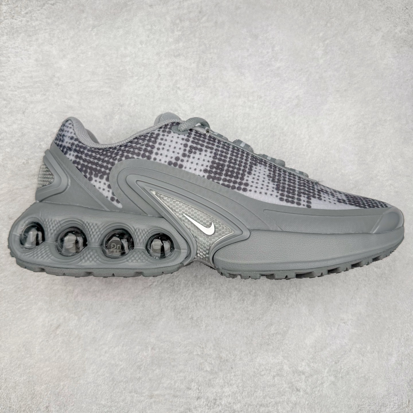 NK Air Max DN8 全掌科技气垫缓震运动跑鞋 IB3078-001 DN8的核心亮点在于其八腔气垫结构 根据不同部位设定的气压值专为行走设计 提供卓越的舒适感 鞋面的设计让人联想到上世纪90年代末至2000年代初的多款Air Max 中底上系列圆形孔洞引发了热议 不少人将其与竞争品牌的缓震技术进行比较 例如K-SWISS 2010年代初推出的Tubes技 及以多孔鞋底闻名的品牌 尺码：36 36.5 37.5 38 38.5 39 40 40.5 41 42 42.5 43 44 44.5 45-选品中心