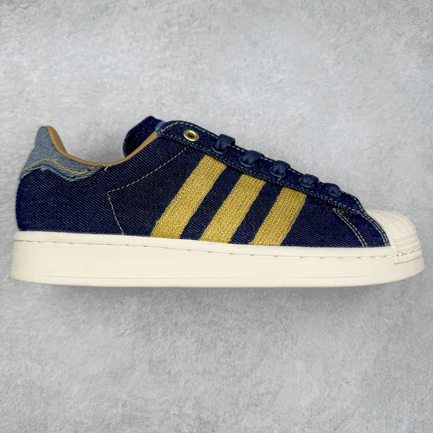 AD Originals Superstar 经典复古贝壳头板鞋 JH5577 诞生于1969年 是第一双将全皮面鞋 身与橡胶鞋头结合在一起的低帮篮球鞋 Superstar最开始 是作为高帮篮球鞋Pro Model的低帮版本而出现的 但因为其独特和醒目的橡胶鞋头造型而让大家熟知 被大家形象地称为\\\”shelltoe\\\”贝壳头 在70年代的美国职业篮球场上 接近3/4的NBA球员都将这双Superstar作为场上用鞋 80年代之后 经过不断的改良和发展 Superstar逐渐成为横跨时装、音乐、街头文化、休闲和运动等各大领域的时尚潮鞋 尺码：36 36.5 37 38 38.5 39 40 40.5 41 42 42.5 43 44 44.5 45-选品中心