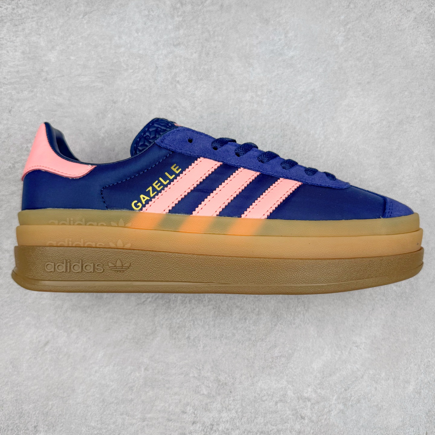 AD Originals Gazelle Bold W 羚羊松糕系列复古百搭厚底增高低帮休闲运动板鞋 IG4390 新的一年就要换新的打扮啦！除了设定变美、健身、减肥等目标外，你已经可以利用鞋子来“偷偷改善身材比例”的愿望了！ 因为有一句话。身高不够。鞋子来凑~赶快入手以下各大运动品牌最新推出的“厚底增高运动鞋”吧。 是最好穿最百搭的长腿神器。 重点是……不仅价格不错～鞋子也不错啊！Originals的Gazelle Bold鞋款打造出「超厚底版本」！延续流线鞋型、经典麂皮材质、白色三条线和侧面烫金标志的复古外型，奶油白鞋底高度直接乘3，出门搭上它，保证一路步步高升。尺码：36 36⅔ 37⅓ 38 38⅔ 39⅓ 40 40.5 41 42-选品中心