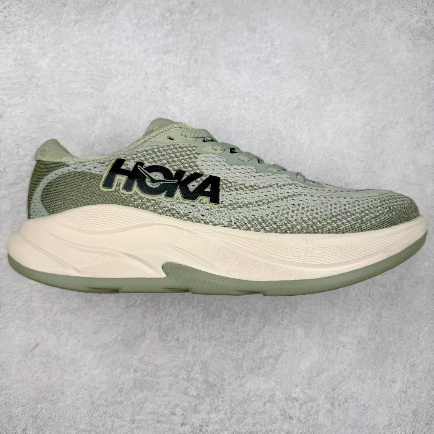 HOKA ONE ONE RINCON 4 舒适防滑耐磨低帮休闲跑步鞋 Rincon 4 是一款日常训练用的跑步鞋，踩上去的感觉很结实。它适合中短距离跑步，但如果您习惯于稍硬的感觉，也可以用于长距离跑步。但它的速度不够快，不能作为速度训练鞋，也不够柔软，不能作为恢复训练鞋，日常里程跑才是它的优势所在。如果您想尝试 Hoka 跑鞋，又想享受极具竞争力的价格，那就试试这款鞋吧。尺码：36 36.5 37.5 38 38.5 39 40 40.5 41 42 42.5 43 44 44.5 45-选品中心