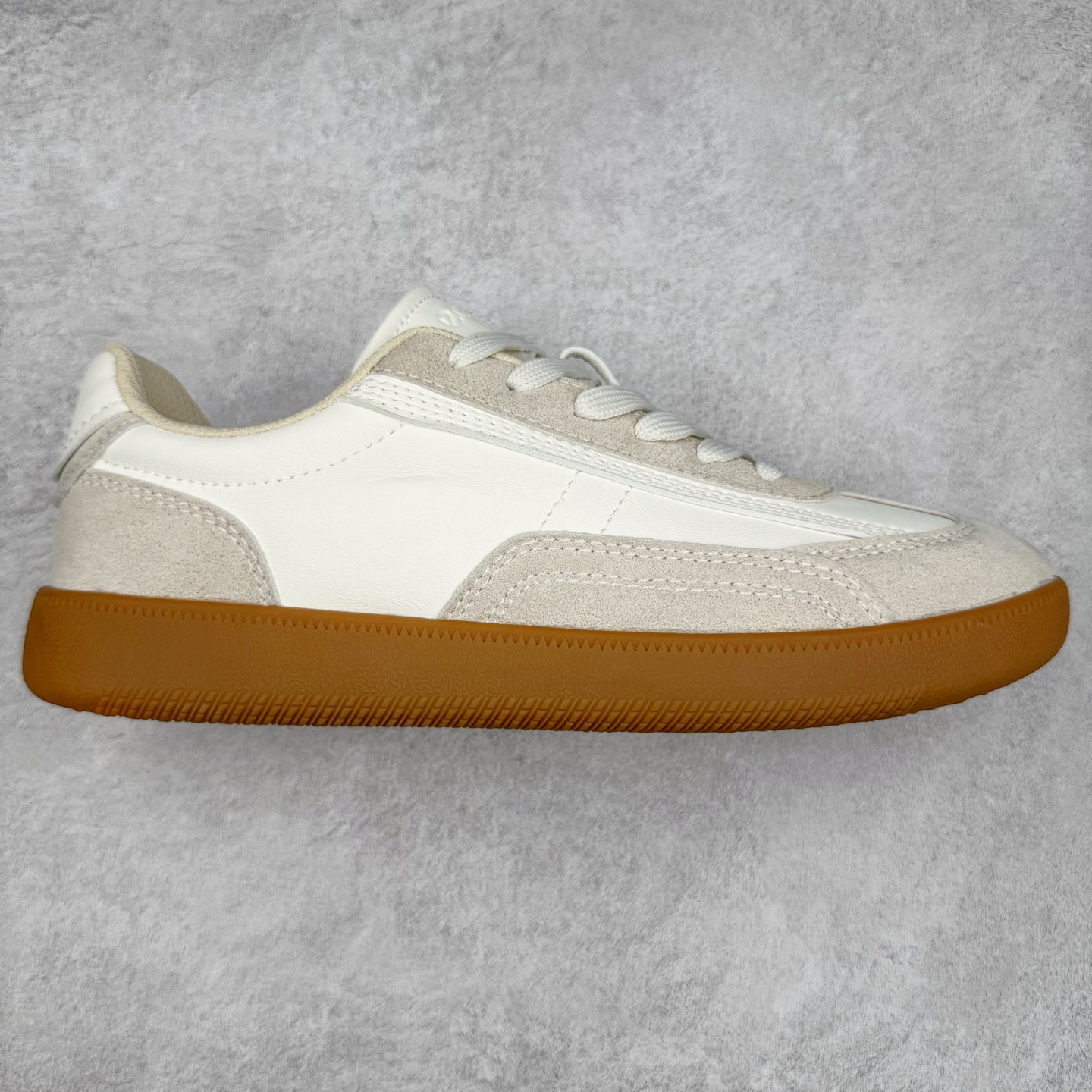 ECCO爱步舒适休闲板鞋男 夏季时尚拼接德训鞋 柔酷零点系列 臻选皮革采用牛皮剖层与牛皮拼接鞋面 质感丰富，彰显个性 造型升级，重塑鞋型与线条 简约系带设计 可自由调节松紧 贴合脚型 鞋底采用PU鞋底 轻盈柔韧，舒适耐穿 融合怀旧元素与现代灵感 复古回潮 重塑经典 漫步都市，共赴恣意的闲暇时光 尺码：39 40 41 42 43 44（运动码）-选品中心