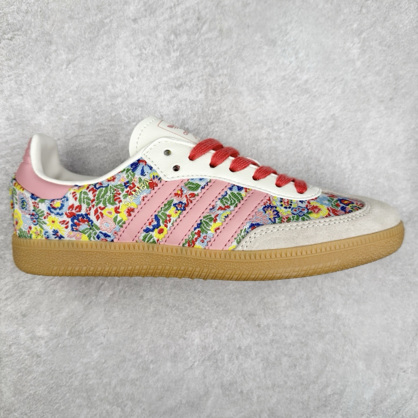 AD Original Samba OG 复古经典轻便板鞋 JI0280 这款桑巴鞋展示了高质量的工艺 带有装饰的超锁缝制和无缝的手感 柔软、柔软的皮革造型和标志性的3条纹完成了精致的外观 正规合身鞋带 鞋面上有绒面鞋垫 橡胶鞋底 享受正畸套筒软感 自50年代首次亮相以来就一直在赢得粉丝的青睐 尺码：36 36.5 37.5 38 38.5 39 40 40.5 41 42 42.5 43 44 44.5 45-选品中心