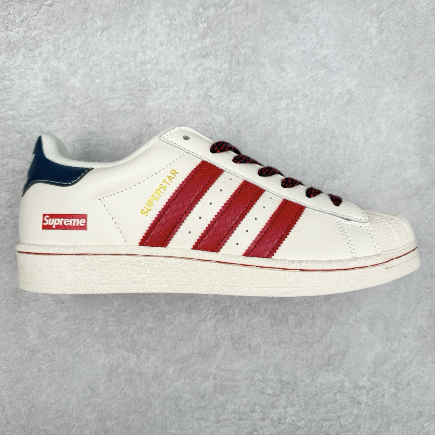 AD Originals Superstar 经典复古贝壳头板鞋 BZ2521 诞生于1969年 是第一双将全皮面鞋 身与橡胶鞋头结合在一起的低帮篮球鞋 Superstar最开始 是作为高帮篮球鞋Pro Model的低帮版本而出现的 但因为其独特和醒目的橡胶鞋头造型而让大家熟知 被大家形象地称为\\\”shelltoe\\\”贝壳头 在70年代的美国职业篮球场上 接近3/4的NBA球员都将这双Superstar作为场上用鞋 80年代之后 经过不断的改良和发展 Superstar逐渐成为横跨时装、音乐、街头文化、休闲和运动等各大领域的时尚潮鞋 尺码：36 36.5 37 38 38.5 39 40 40.5 41 42 42.5 43 44 44.5 45-选品中心