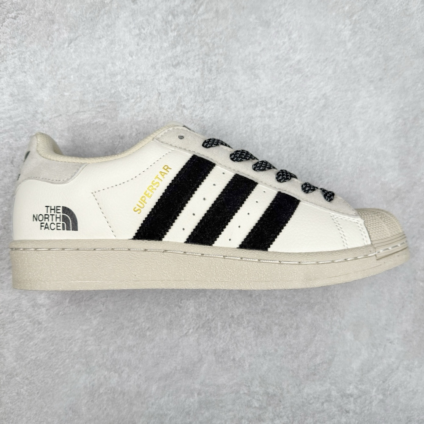 AD Originals Superstar 经典复古贝壳头板鞋 BZ2504 诞生于1969年 是第一双将全皮面鞋 身与橡胶鞋头结合在一起的低帮篮球鞋 Superstar最开始 是作为高帮篮球鞋Pro Model的低帮版本而出现的 但因为其独特和醒目的橡胶鞋头造型而让大家熟知 被大家形象地称为\\\