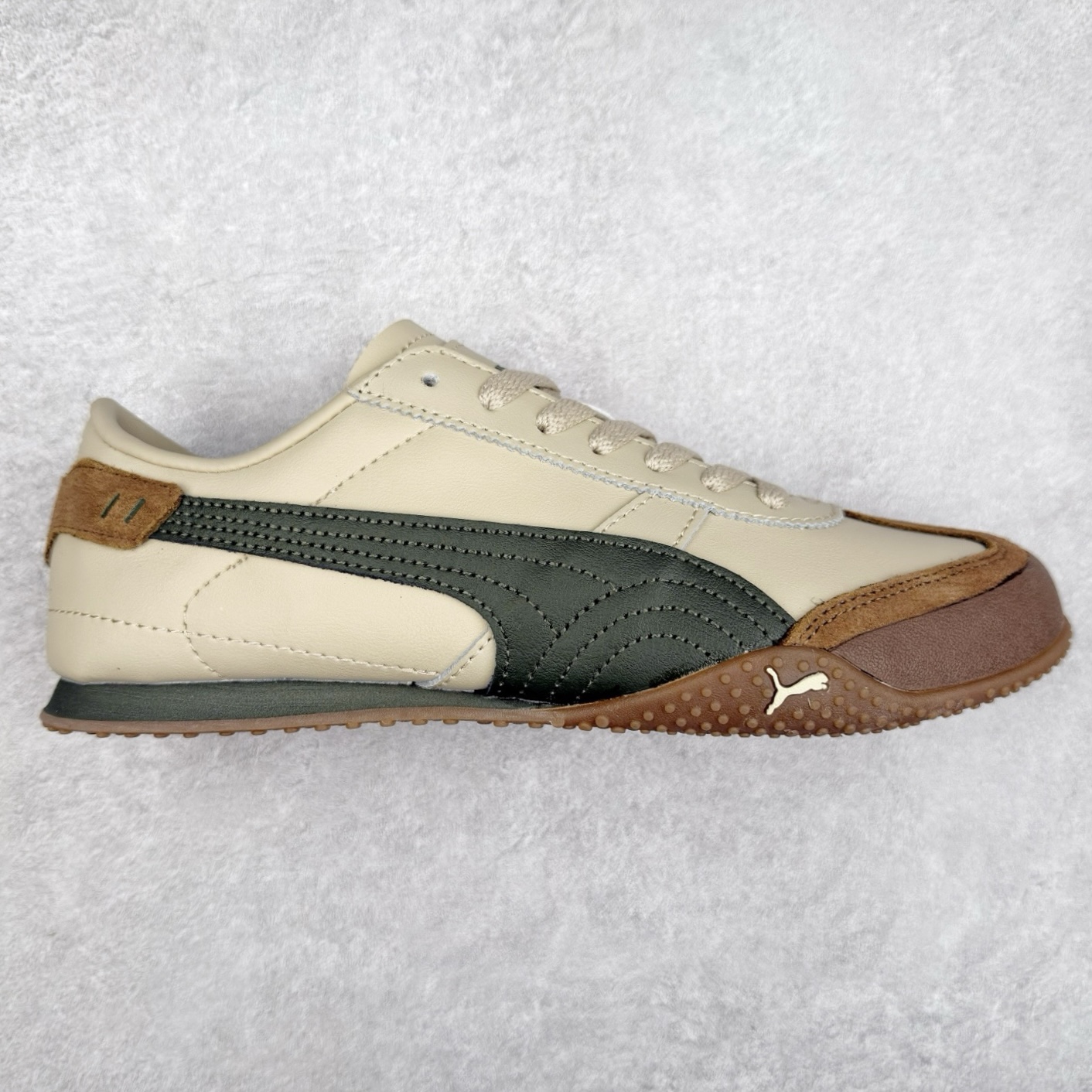 PUMA Bella UT Low 彪马贝拉UT系列低帮薄底德训复古风经典百搭休闲慢跑鞋 继将 Speedcat OG 带回后，近日 Puma 再以品牌档案室的经典鞋型 Bella OG 为蓝本，推出契合时下薄底球鞋趋势的 Bella UT 鞋款。自 21 世纪初问世以来，Bella OG 鞋型以其独特的薄底设计和上翻外底设计收获了众多年轻拥趸，更是 PUMA DNA 中不可磨灭的经典。此番重新推出的 Bella UT 鞋款，整体鞋面采用上乘皮革材质，并延续 Formstrip 设计语言；鞋头处采用精致的包头设计，搭配麂皮材质提升质感；鞋底部分保留 Bella 鞋款标志性的薄底和点状橡胶外底，上翘的设计包裹鞋面；鞋舌与鞋跟分别点缀美洲狮 Logo 与品牌字母 Logo。值得一提的是，本次 Bella UT 鞋款搭载 SOFTFOAM+ 鞋垫，兼顾美学设计与穿着舒适度。而配色上则提供白、黄、蓝、银、粉五款颜色。尺码：35.5 36 37 37.5 38 39 39.5 40 40.5 41 42 42.5 43 44 44.5 45-选品中心