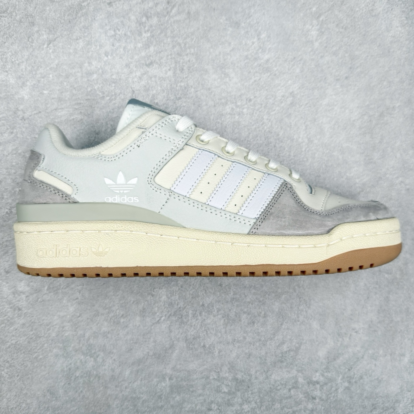 AD Forum 84 Low OG 低帮百搭潮流休闲运动板鞋 FY7998 以复古篮球鞋的外形为基础 采用皮革拼接 简约百搭 更加贴合舒适 中底内侧网格造型起到点睛之笔 外底橡胶 更显复古 尺码：36 36.5 37.5 38 38.5 39 40 40.5 41 42 42.5 43 44 44.5 45-选品中心