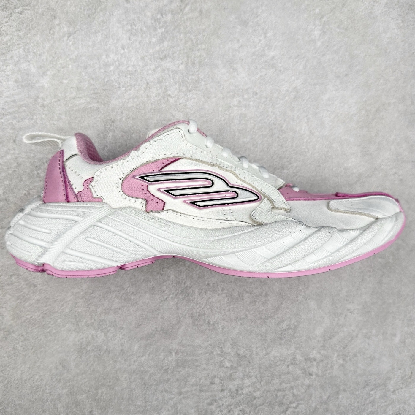 ＃VG零售版 Balenciaga Monday 巴黎世家圆头厚底低帮老爹鞋 全套原纸板楦头开发 最原汁原味的灵魂版型 全鞋荧光划线卡点 胶水把控整洁度追求极致完美 每一双都是工艺品 多重QC质检 超越公司货的品控标准 实实在在的免检产品 原盒原配 正确字体电绣 粗细、位置、大小正确 侧边TPU 透气孔匹配意产原版 正确分离大底 TPU软底 原版一致大底LOGO 立体感十足 原厂皮料水洗做旧 采购原厂网纱 偏大一码 尺码：35 36 37 38 39 40 41 42 43 44 45 46-选品中心