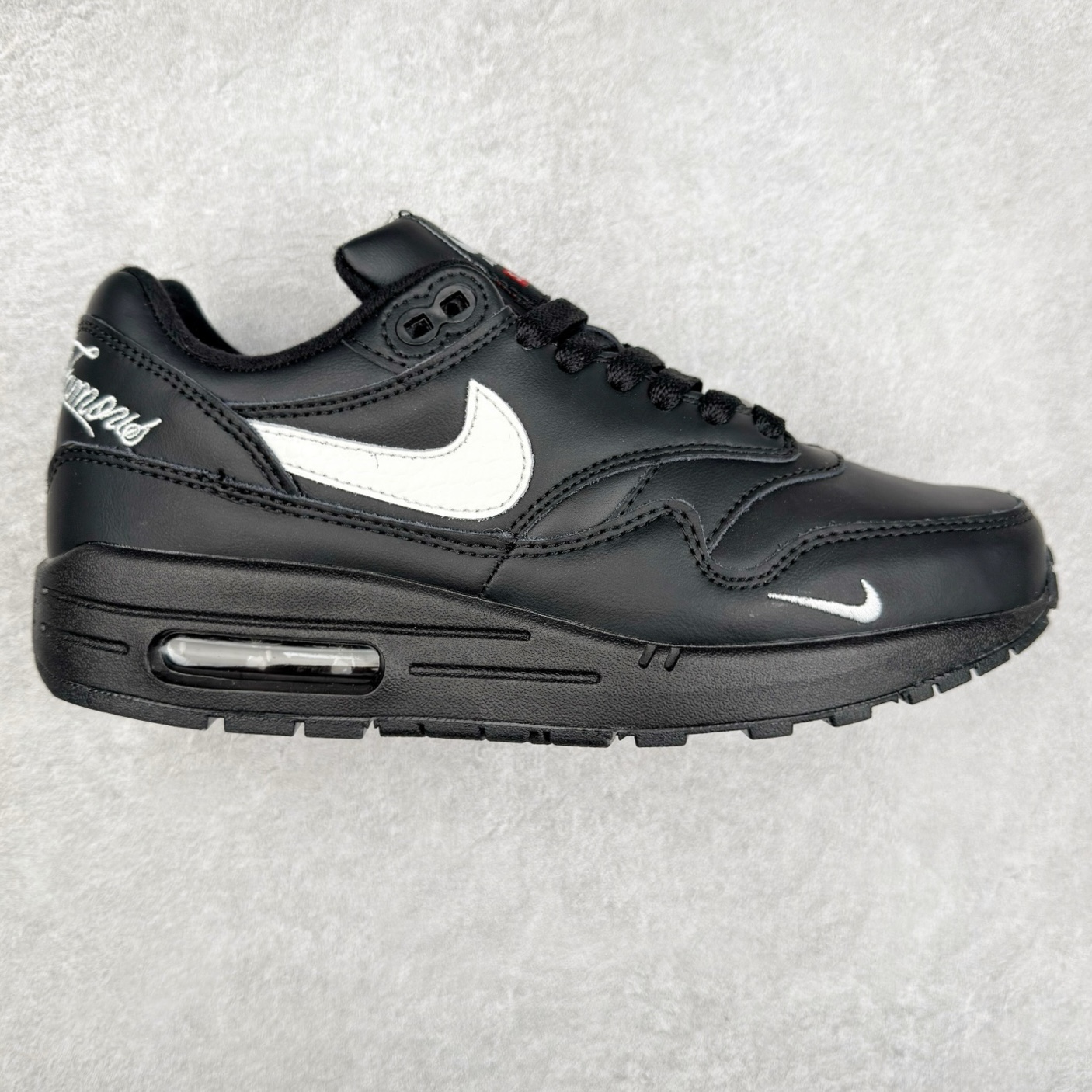 NK Air Max 1 初代复古气垫慢跑鞋 HF8813-001 由Tinker Hatfeld和Mark Parker在1987年设计 灵感来自于巴黎蓬皮杜中心 在参观了蓬皮杜中心之后提出了Air Max的标志性开窗可视气垫的理念 并将其实际开发成功 是NK史上第一双可视气垫跑鞋 凭借着Air Max气垫带来的舒适脚感和鞋面面料上的不断精进才使得Air Max 1在现如今都是复古慢跑鞋的首选 深厚的历史渊源 独特的流线形设计 极为复古的外观使得它深受鞋迷的喜爱 尺码：36 36.5 37.5 38 38.5 39 40 40.5 41 42 42.5 43 44 44.5 45-选品中心