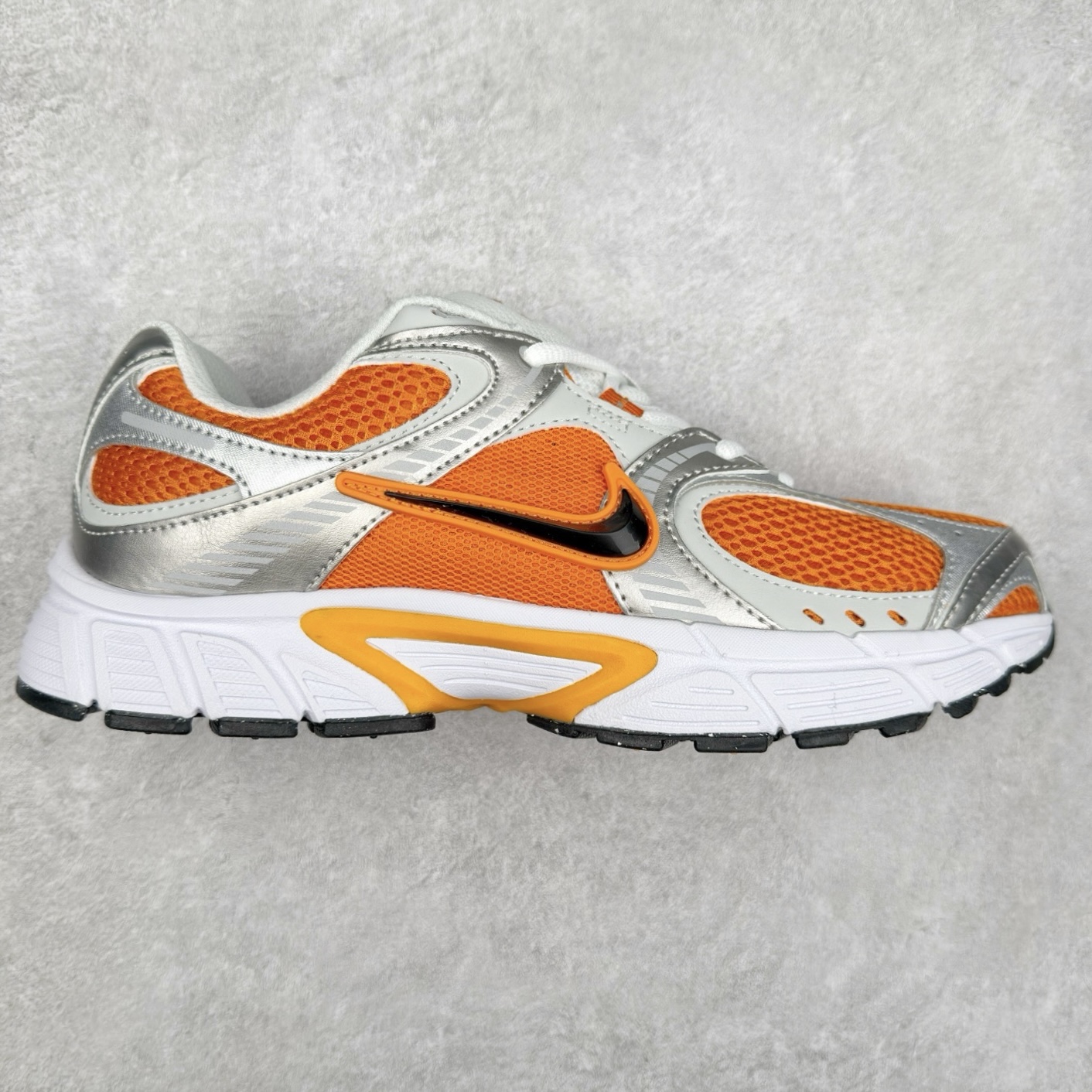 NK V5 RNR 舒适百搭防滑耐磨低帮跑步鞋 HJ5228-800 舒适有型适合日常穿着 该鞋款延续千禧年经典设计搭载泡绵中底 厚实而轻盈匠心细节巧搭立体耐克勾标志焕新演绎复古跑鞋 鞋款从千禧年美学汲取灵感 混搭多种材质突显层次感立体感和传统跑步风范 尺码:36 36.5 37.5 38 38.5 39 40 40.5 41 42 42.5 43 44 44.5 45-选品中心