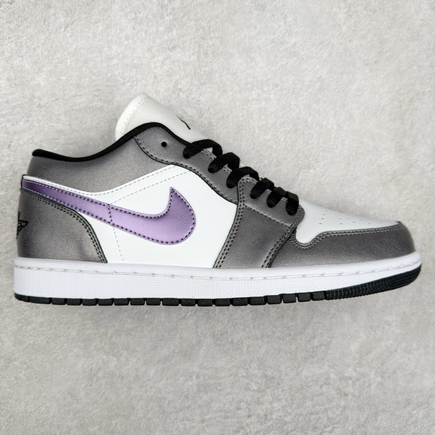 ＃K版 Air Jordan AJ1 Low 低帮 紫黑 HJ5910-105 全新流水线出品 DT版本唯一平替选择 市场第二梯队最强版 全部原鞋开发 原楦原纸板开发 全鞋电脑针车 原厂内置全掌气垫 原盒内在原标 唯一Zp原版鞋带绑法 免检产品 全新2022版型 全头层皮料 完美零毛边处理 原厂配置全掌气垫 价格定位良心 几十个配色陆续出货 实拍调校N版已经零色差零失真 百分百还原实物色彩所见即所得 不存在货不对板色差等低级问题 选购参考实物拍摄 不混卖不参货 只用心做好货严格选品 承诺混一赔十 尺码：36 36.5 37.5 38 38.5 39 40 40.5 41 42 42.5 43 44 44.5 45-选品中心