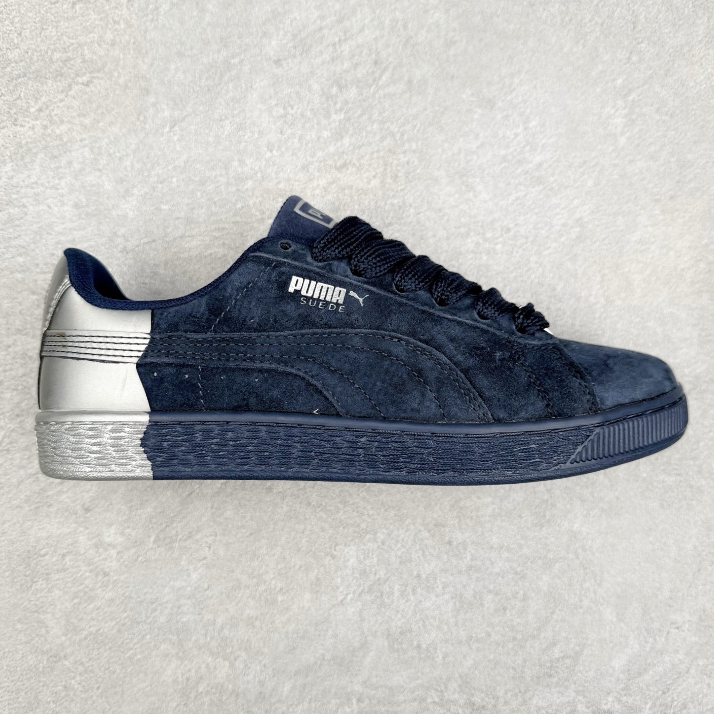 ＃特价福利 PUMA Basket Suede 彪马皮面复古板鞋 原装渠道版本 诠释最高工艺 夏季新款官方原盒原标 代购充正专供头层皮海玻璃鞋垫搭配后跟PUMA logo烫金 让陈旧的款式重获新生 尺码：35.5 36 37 37.5 38 38.5 39 40 40.5 41 42 42.5 43 44 44.5 45-选品中心
