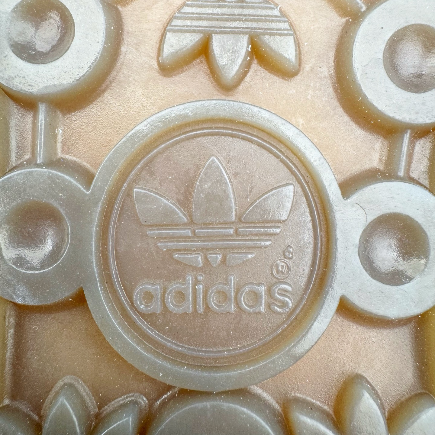 图片[19]-＃KZ神版 AD Original Gazelle Indoor Trainers 瞪羚室内鞋系列低帮复古百搭休闲运动德训风板鞋 JI2717 独家前帮工艺加持 全套原纸板楦头开发 每道工序同步公司流程 确保原汁原味 完美呈现原鞋版型 原厂高频磨具加持 精准内部资源对接 Logo字体百分百还原 原厂特供纳米纤维板 区别市面劣质纸板中底 原厂海玻璃鞋垫 中置乳胶足弓支撑垫 正确3/2横条宽版背胶 一比一鞋头弧度高度鞋身弧度 烫金亮度高频深浅同步原鞋 独家私模最大47.5 半透明橡胶大底 原厂定制长毛翻毛皮组合环保纤维革鞋面 原厂港宝加持定型后跟R度完美 原厂高频磨具加持 Logo字体 凹凸明显 轮廓分明 描漆定位精准 三道杠为尖角45°锯齿状 高频立体感很强 区别圆形锯齿 已最大程度还原公司 欢迎对比 将复古进行到底 简约流畅 三十年不变经典 这款Gazelle运动鞋 无论面料、配色、质感或设计 都只在重现其1991年原款的经典 皮革鞋面 撞色三条纹和鞋跟标的设计 力求呈现90年代的经典复古风潮 Samba火热的同时 也带动了其它的复古鞋型 Gazelle便是其中一只 Gazelle Indoor拥有包边更宽的T字型鞋头 更好的保护运动员的前掌 浓浓的复古氛围感 非常适合现在流行的Cleanfit风格 尺码：35.5 36 36.5 37 38 38.5 39 40 40.5 41 42 42.5 43 44-选品中心