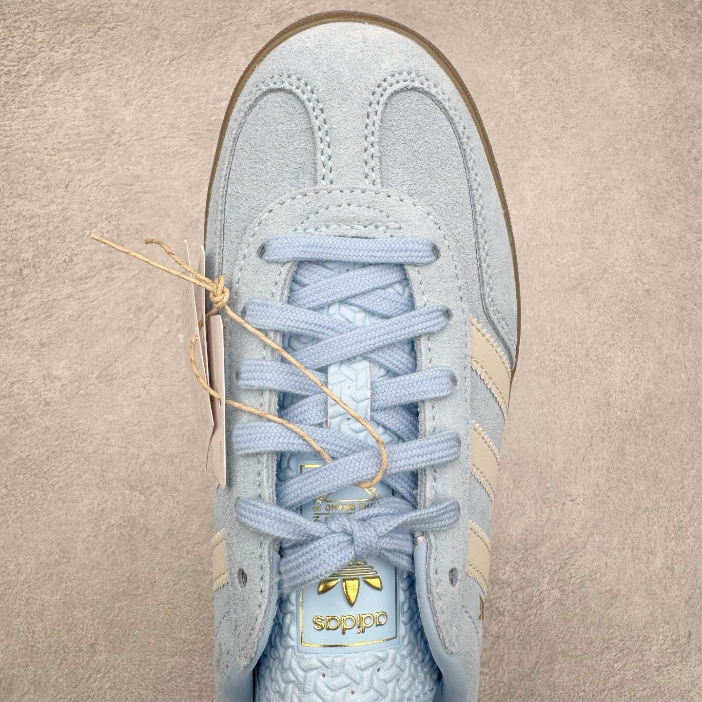 图片[4]-＃KZ神版 AD Original Gazelle Indoor Trainers 瞪羚室内鞋系列低帮复古百搭休闲运动德训风板鞋 JI2717 独家前帮工艺加持 全套原纸板楦头开发 每道工序同步公司流程 确保原汁原味 完美呈现原鞋版型 原厂高频磨具加持 精准内部资源对接 Logo字体百分百还原 原厂特供纳米纤维板 区别市面劣质纸板中底 原厂海玻璃鞋垫 中置乳胶足弓支撑垫 正确3/2横条宽版背胶 一比一鞋头弧度高度鞋身弧度 烫金亮度高频深浅同步原鞋 独家私模最大47.5 半透明橡胶大底 原厂定制长毛翻毛皮组合环保纤维革鞋面 原厂港宝加持定型后跟R度完美 原厂高频磨具加持 Logo字体 凹凸明显 轮廓分明 描漆定位精准 三道杠为尖角45°锯齿状 高频立体感很强 区别圆形锯齿 已最大程度还原公司 欢迎对比 将复古进行到底 简约流畅 三十年不变经典 这款Gazelle运动鞋 无论面料、配色、质感或设计 都只在重现其1991年原款的经典 皮革鞋面 撞色三条纹和鞋跟标的设计 力求呈现90年代的经典复古风潮 Samba火热的同时 也带动了其它的复古鞋型 Gazelle便是其中一只 Gazelle Indoor拥有包边更宽的T字型鞋头 更好的保护运动员的前掌 浓浓的复古氛围感 非常适合现在流行的Cleanfit风格 尺码：35.5 36 36.5 37 38 38.5 39 40 40.5 41 42 42.5 43 44-选品中心