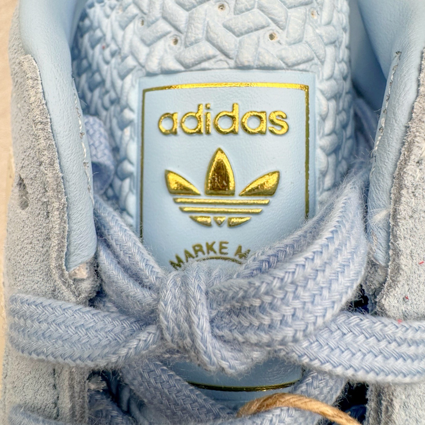 图片[14]-＃KZ神版 AD Original Gazelle Indoor Trainers 瞪羚室内鞋系列低帮复古百搭休闲运动德训风板鞋 JI2717 独家前帮工艺加持 全套原纸板楦头开发 每道工序同步公司流程 确保原汁原味 完美呈现原鞋版型 原厂高频磨具加持 精准内部资源对接 Logo字体百分百还原 原厂特供纳米纤维板 区别市面劣质纸板中底 原厂海玻璃鞋垫 中置乳胶足弓支撑垫 正确3/2横条宽版背胶 一比一鞋头弧度高度鞋身弧度 烫金亮度高频深浅同步原鞋 独家私模最大47.5 半透明橡胶大底 原厂定制长毛翻毛皮组合环保纤维革鞋面 原厂港宝加持定型后跟R度完美 原厂高频磨具加持 Logo字体 凹凸明显 轮廓分明 描漆定位精准 三道杠为尖角45°锯齿状 高频立体感很强 区别圆形锯齿 已最大程度还原公司 欢迎对比 将复古进行到底 简约流畅 三十年不变经典 这款Gazelle运动鞋 无论面料、配色、质感或设计 都只在重现其1991年原款的经典 皮革鞋面 撞色三条纹和鞋跟标的设计 力求呈现90年代的经典复古风潮 Samba火热的同时 也带动了其它的复古鞋型 Gazelle便是其中一只 Gazelle Indoor拥有包边更宽的T字型鞋头 更好的保护运动员的前掌 浓浓的复古氛围感 非常适合现在流行的Cleanfit风格 尺码：35.5 36 36.5 37 38 38.5 39 40 40.5 41 42 42.5 43 44-选品中心