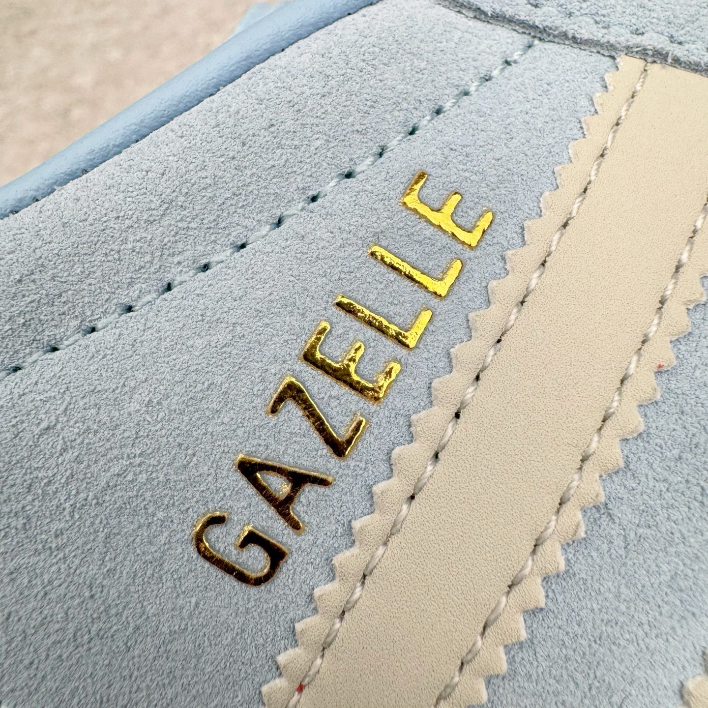 图片[16]-＃KZ神版 AD Original Gazelle Indoor Trainers 瞪羚室内鞋系列低帮复古百搭休闲运动德训风板鞋 JI2717 独家前帮工艺加持 全套原纸板楦头开发 每道工序同步公司流程 确保原汁原味 完美呈现原鞋版型 原厂高频磨具加持 精准内部资源对接 Logo字体百分百还原 原厂特供纳米纤维板 区别市面劣质纸板中底 原厂海玻璃鞋垫 中置乳胶足弓支撑垫 正确3/2横条宽版背胶 一比一鞋头弧度高度鞋身弧度 烫金亮度高频深浅同步原鞋 独家私模最大47.5 半透明橡胶大底 原厂定制长毛翻毛皮组合环保纤维革鞋面 原厂港宝加持定型后跟R度完美 原厂高频磨具加持 Logo字体 凹凸明显 轮廓分明 描漆定位精准 三道杠为尖角45°锯齿状 高频立体感很强 区别圆形锯齿 已最大程度还原公司 欢迎对比 将复古进行到底 简约流畅 三十年不变经典 这款Gazelle运动鞋 无论面料、配色、质感或设计 都只在重现其1991年原款的经典 皮革鞋面 撞色三条纹和鞋跟标的设计 力求呈现90年代的经典复古风潮 Samba火热的同时 也带动了其它的复古鞋型 Gazelle便是其中一只 Gazelle Indoor拥有包边更宽的T字型鞋头 更好的保护运动员的前掌 浓浓的复古氛围感 非常适合现在流行的Cleanfit风格 尺码：35.5 36 36.5 37 38 38.5 39 40 40.5 41 42 42.5 43 44-选品中心