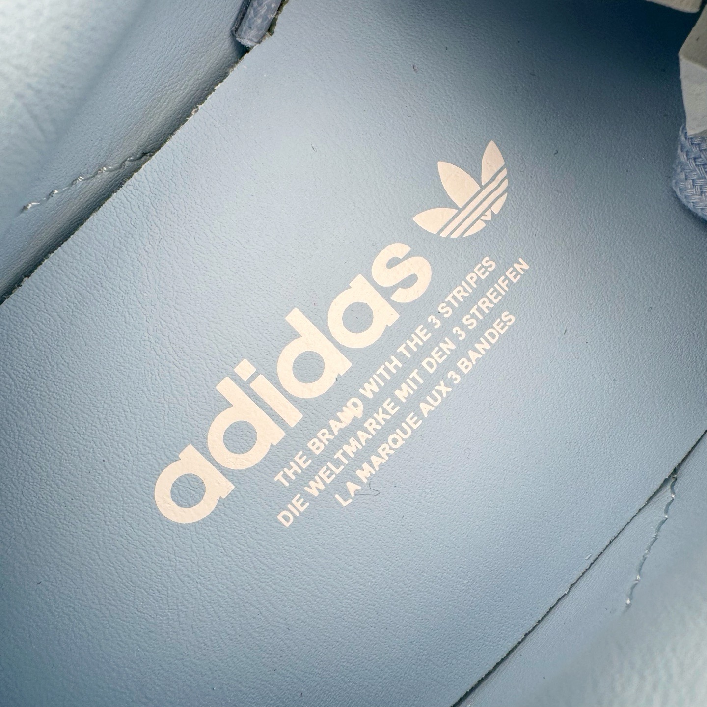 图片[12]-＃KZ神版 AD Original Gazelle Indoor Trainers 瞪羚室内鞋系列低帮复古百搭休闲运动德训风板鞋 JI2717 独家前帮工艺加持 全套原纸板楦头开发 每道工序同步公司流程 确保原汁原味 完美呈现原鞋版型 原厂高频磨具加持 精准内部资源对接 Logo字体百分百还原 原厂特供纳米纤维板 区别市面劣质纸板中底 原厂海玻璃鞋垫 中置乳胶足弓支撑垫 正确3/2横条宽版背胶 一比一鞋头弧度高度鞋身弧度 烫金亮度高频深浅同步原鞋 独家私模最大47.5 半透明橡胶大底 原厂定制长毛翻毛皮组合环保纤维革鞋面 原厂港宝加持定型后跟R度完美 原厂高频磨具加持 Logo字体 凹凸明显 轮廓分明 描漆定位精准 三道杠为尖角45°锯齿状 高频立体感很强 区别圆形锯齿 已最大程度还原公司 欢迎对比 将复古进行到底 简约流畅 三十年不变经典 这款Gazelle运动鞋 无论面料、配色、质感或设计 都只在重现其1991年原款的经典 皮革鞋面 撞色三条纹和鞋跟标的设计 力求呈现90年代的经典复古风潮 Samba火热的同时 也带动了其它的复古鞋型 Gazelle便是其中一只 Gazelle Indoor拥有包边更宽的T字型鞋头 更好的保护运动员的前掌 浓浓的复古氛围感 非常适合现在流行的Cleanfit风格 尺码：35.5 36 36.5 37 38 38.5 39 40 40.5 41 42 42.5 43 44-选品中心