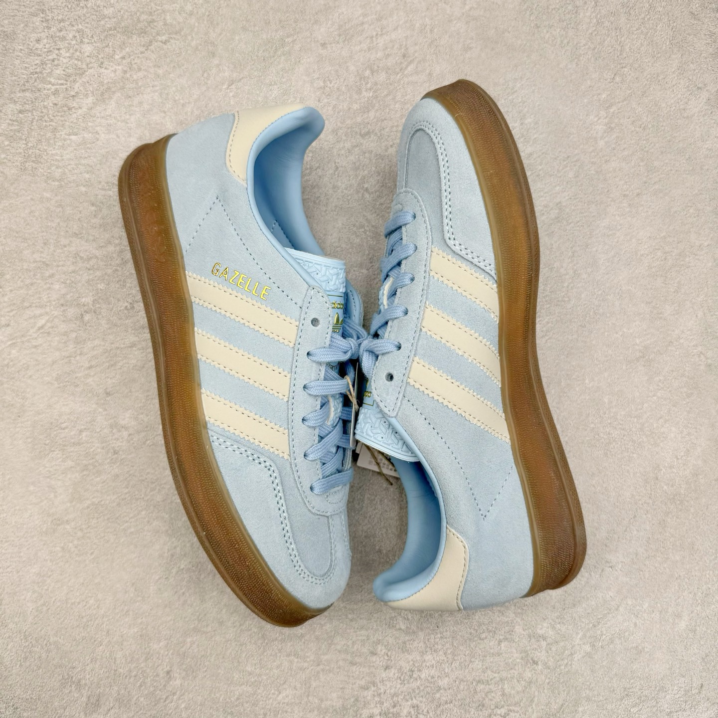 图片[3]-＃KZ神版 AD Original Gazelle Indoor Trainers 瞪羚室内鞋系列低帮复古百搭休闲运动德训风板鞋 JI2717 独家前帮工艺加持 全套原纸板楦头开发 每道工序同步公司流程 确保原汁原味 完美呈现原鞋版型 原厂高频磨具加持 精准内部资源对接 Logo字体百分百还原 原厂特供纳米纤维板 区别市面劣质纸板中底 原厂海玻璃鞋垫 中置乳胶足弓支撑垫 正确3/2横条宽版背胶 一比一鞋头弧度高度鞋身弧度 烫金亮度高频深浅同步原鞋 独家私模最大47.5 半透明橡胶大底 原厂定制长毛翻毛皮组合环保纤维革鞋面 原厂港宝加持定型后跟R度完美 原厂高频磨具加持 Logo字体 凹凸明显 轮廓分明 描漆定位精准 三道杠为尖角45°锯齿状 高频立体感很强 区别圆形锯齿 已最大程度还原公司 欢迎对比 将复古进行到底 简约流畅 三十年不变经典 这款Gazelle运动鞋 无论面料、配色、质感或设计 都只在重现其1991年原款的经典 皮革鞋面 撞色三条纹和鞋跟标的设计 力求呈现90年代的经典复古风潮 Samba火热的同时 也带动了其它的复古鞋型 Gazelle便是其中一只 Gazelle Indoor拥有包边更宽的T字型鞋头 更好的保护运动员的前掌 浓浓的复古氛围感 非常适合现在流行的Cleanfit风格 尺码：35.5 36 36.5 37 38 38.5 39 40 40.5 41 42 42.5 43 44-选品中心