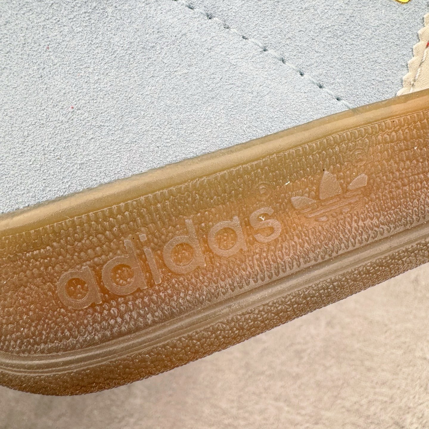 图片[18]-＃KZ神版 AD Original Gazelle Indoor Trainers 瞪羚室内鞋系列低帮复古百搭休闲运动德训风板鞋 JI2717 独家前帮工艺加持 全套原纸板楦头开发 每道工序同步公司流程 确保原汁原味 完美呈现原鞋版型 原厂高频磨具加持 精准内部资源对接 Logo字体百分百还原 原厂特供纳米纤维板 区别市面劣质纸板中底 原厂海玻璃鞋垫 中置乳胶足弓支撑垫 正确3/2横条宽版背胶 一比一鞋头弧度高度鞋身弧度 烫金亮度高频深浅同步原鞋 独家私模最大47.5 半透明橡胶大底 原厂定制长毛翻毛皮组合环保纤维革鞋面 原厂港宝加持定型后跟R度完美 原厂高频磨具加持 Logo字体 凹凸明显 轮廓分明 描漆定位精准 三道杠为尖角45°锯齿状 高频立体感很强 区别圆形锯齿 已最大程度还原公司 欢迎对比 将复古进行到底 简约流畅 三十年不变经典 这款Gazelle运动鞋 无论面料、配色、质感或设计 都只在重现其1991年原款的经典 皮革鞋面 撞色三条纹和鞋跟标的设计 力求呈现90年代的经典复古风潮 Samba火热的同时 也带动了其它的复古鞋型 Gazelle便是其中一只 Gazelle Indoor拥有包边更宽的T字型鞋头 更好的保护运动员的前掌 浓浓的复古氛围感 非常适合现在流行的Cleanfit风格 尺码：35.5 36 36.5 37 38 38.5 39 40 40.5 41 42 42.5 43 44-选品中心