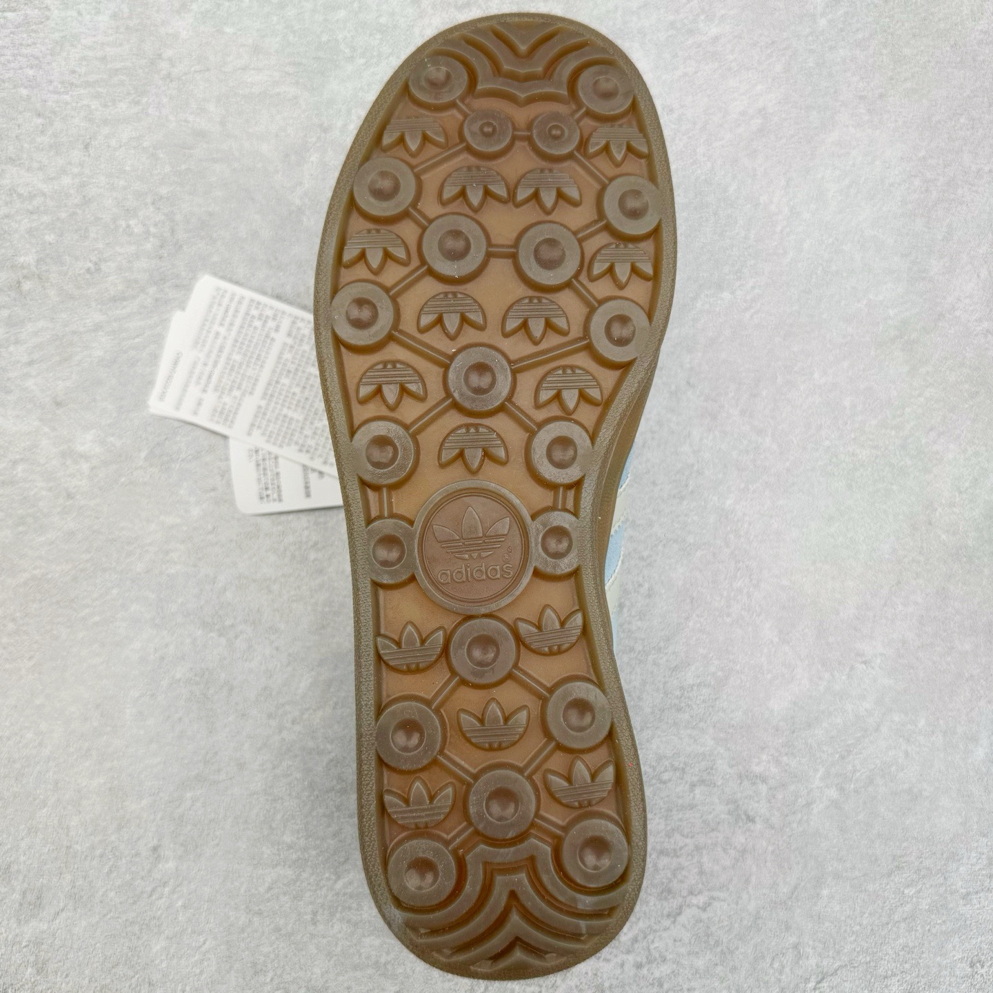 图片[9]-＃KZ神版 AD Original Gazelle Indoor Trainers 瞪羚室内鞋系列低帮复古百搭休闲运动德训风板鞋 JI2717 独家前帮工艺加持 全套原纸板楦头开发 每道工序同步公司流程 确保原汁原味 完美呈现原鞋版型 原厂高频磨具加持 精准内部资源对接 Logo字体百分百还原 原厂特供纳米纤维板 区别市面劣质纸板中底 原厂海玻璃鞋垫 中置乳胶足弓支撑垫 正确3/2横条宽版背胶 一比一鞋头弧度高度鞋身弧度 烫金亮度高频深浅同步原鞋 独家私模最大47.5 半透明橡胶大底 原厂定制长毛翻毛皮组合环保纤维革鞋面 原厂港宝加持定型后跟R度完美 原厂高频磨具加持 Logo字体 凹凸明显 轮廓分明 描漆定位精准 三道杠为尖角45°锯齿状 高频立体感很强 区别圆形锯齿 已最大程度还原公司 欢迎对比 将复古进行到底 简约流畅 三十年不变经典 这款Gazelle运动鞋 无论面料、配色、质感或设计 都只在重现其1991年原款的经典 皮革鞋面 撞色三条纹和鞋跟标的设计 力求呈现90年代的经典复古风潮 Samba火热的同时 也带动了其它的复古鞋型 Gazelle便是其中一只 Gazelle Indoor拥有包边更宽的T字型鞋头 更好的保护运动员的前掌 浓浓的复古氛围感 非常适合现在流行的Cleanfit风格 尺码：35.5 36 36.5 37 38 38.5 39 40 40.5 41 42 42.5 43 44-选品中心