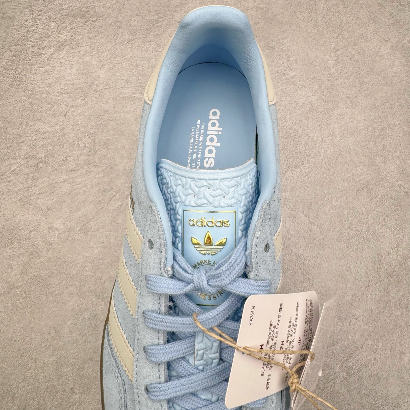 图片[5]-＃KZ神版 AD Original Gazelle Indoor Trainers 瞪羚室内鞋系列低帮复古百搭休闲运动德训风板鞋 JI2717 独家前帮工艺加持 全套原纸板楦头开发 每道工序同步公司流程 确保原汁原味 完美呈现原鞋版型 原厂高频磨具加持 精准内部资源对接 Logo字体百分百还原 原厂特供纳米纤维板 区别市面劣质纸板中底 原厂海玻璃鞋垫 中置乳胶足弓支撑垫 正确3/2横条宽版背胶 一比一鞋头弧度高度鞋身弧度 烫金亮度高频深浅同步原鞋 独家私模最大47.5 半透明橡胶大底 原厂定制长毛翻毛皮组合环保纤维革鞋面 原厂港宝加持定型后跟R度完美 原厂高频磨具加持 Logo字体 凹凸明显 轮廓分明 描漆定位精准 三道杠为尖角45°锯齿状 高频立体感很强 区别圆形锯齿 已最大程度还原公司 欢迎对比 将复古进行到底 简约流畅 三十年不变经典 这款Gazelle运动鞋 无论面料、配色、质感或设计 都只在重现其1991年原款的经典 皮革鞋面 撞色三条纹和鞋跟标的设计 力求呈现90年代的经典复古风潮 Samba火热的同时 也带动了其它的复古鞋型 Gazelle便是其中一只 Gazelle Indoor拥有包边更宽的T字型鞋头 更好的保护运动员的前掌 浓浓的复古氛围感 非常适合现在流行的Cleanfit风格 尺码：35.5 36 36.5 37 38 38.5 39 40 40.5 41 42 42.5 43 44-选品中心