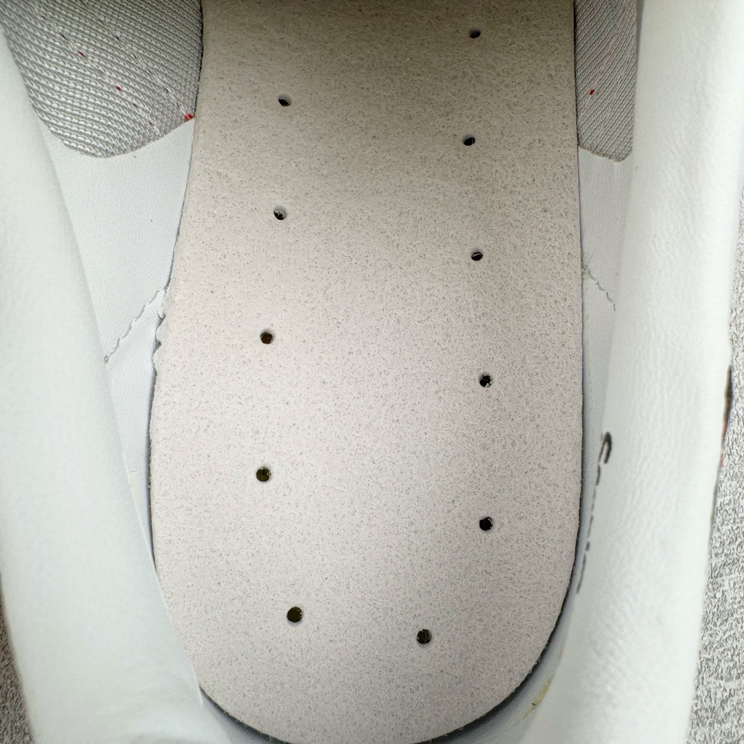 图片[10]-＃KZ神版 AD Original Gazelle Indoor Trainers 瞪羚室内鞋系列低帮复古百搭休闲运动德训风板鞋 II0013 独家前帮工艺加持 全套原纸板楦头开发 每道工序同步公司流程 确保原汁原味 完美呈现原鞋版型 原厂高频磨具加持 精准内部资源对接 Logo字体百分百还原 原厂特供纳米纤维板 区别市面劣质纸板中底 原厂海玻璃鞋垫 中置乳胶足弓支撑垫 正确3/2横条宽版背胶 一比一鞋头弧度高度鞋身弧度 烫金亮度高频深浅同步原鞋 独家私模最大47.5 半透明橡胶大底 原厂定制长毛翻毛皮组合环保纤维革鞋面 原厂港宝加持定型后跟R度完美 原厂高频磨具加持 Logo字体 凹凸明显 轮廓分明 描漆定位精准 三道杠为尖角45°锯齿状 高频立体感很强 区别圆形锯齿 已最大程度还原公司 欢迎对比 将复古进行到底 简约流畅 三十年不变经典 这款Gazelle运动鞋 无论面料、配色、质感或设计 都只在重现其1991年原款的经典 皮革鞋面 撞色三条纹和鞋跟标的设计 力求呈现90年代的经典复古风潮 Samba火热的同时 也带动了其它的复古鞋型 Gazelle便是其中一只 Gazelle Indoor拥有包边更宽的T字型鞋头 更好的保护运动员的前掌 浓浓的复古氛围感 非常适合现在流行的Cleanfit风格 尺码：35.5 36 36.5 37 38 38.5 39 40 40.5 41 42 42.5 43 44-选品中心