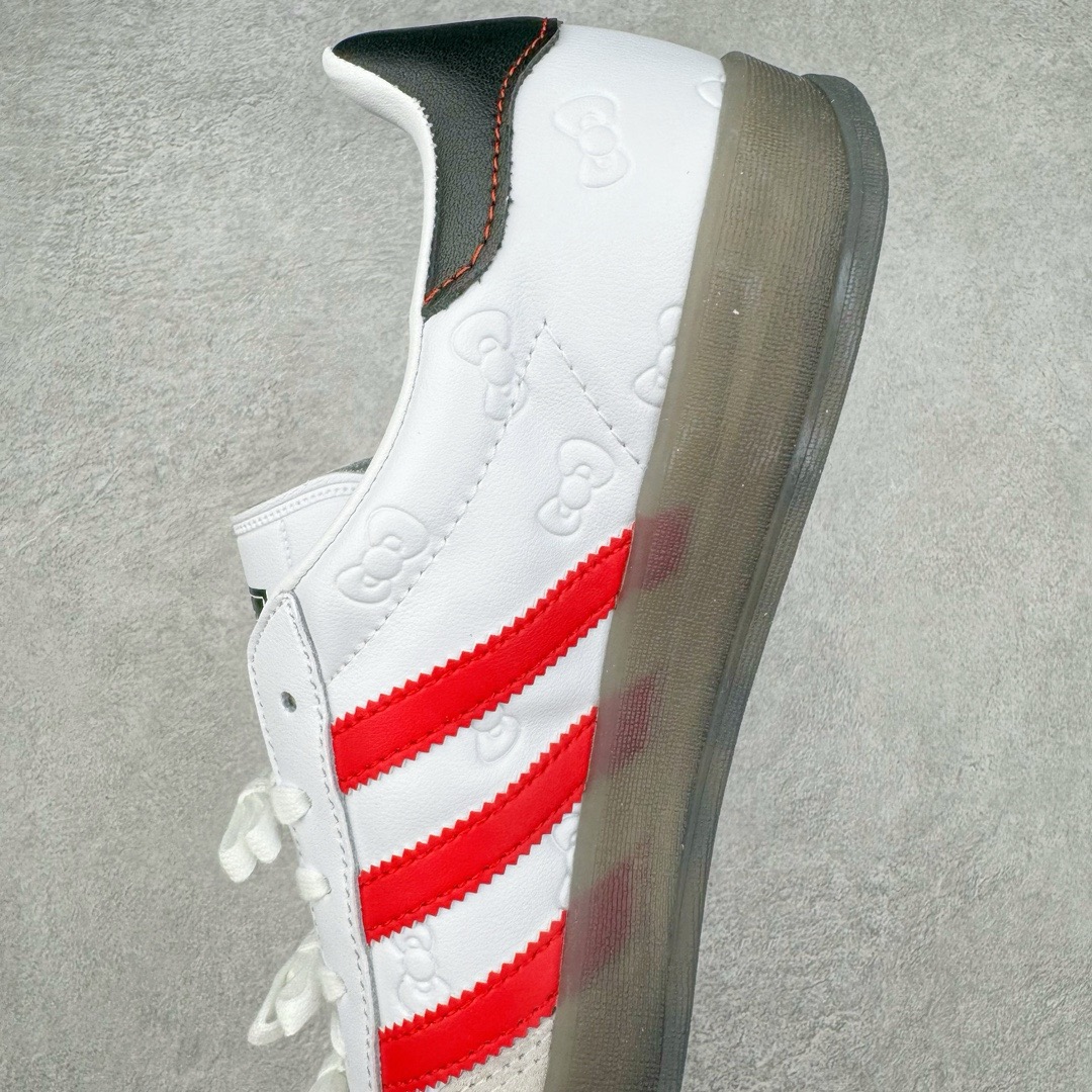 图片[7]-＃KZ神版 AD Original Gazelle Indoor Trainers 瞪羚室内鞋系列低帮复古百搭休闲运动德训风板鞋 II0013 独家前帮工艺加持 全套原纸板楦头开发 每道工序同步公司流程 确保原汁原味 完美呈现原鞋版型 原厂高频磨具加持 精准内部资源对接 Logo字体百分百还原 原厂特供纳米纤维板 区别市面劣质纸板中底 原厂海玻璃鞋垫 中置乳胶足弓支撑垫 正确3/2横条宽版背胶 一比一鞋头弧度高度鞋身弧度 烫金亮度高频深浅同步原鞋 独家私模最大47.5 半透明橡胶大底 原厂定制长毛翻毛皮组合环保纤维革鞋面 原厂港宝加持定型后跟R度完美 原厂高频磨具加持 Logo字体 凹凸明显 轮廓分明 描漆定位精准 三道杠为尖角45°锯齿状 高频立体感很强 区别圆形锯齿 已最大程度还原公司 欢迎对比 将复古进行到底 简约流畅 三十年不变经典 这款Gazelle运动鞋 无论面料、配色、质感或设计 都只在重现其1991年原款的经典 皮革鞋面 撞色三条纹和鞋跟标的设计 力求呈现90年代的经典复古风潮 Samba火热的同时 也带动了其它的复古鞋型 Gazelle便是其中一只 Gazelle Indoor拥有包边更宽的T字型鞋头 更好的保护运动员的前掌 浓浓的复古氛围感 非常适合现在流行的Cleanfit风格 尺码：35.5 36 36.5 37 38 38.5 39 40 40.5 41 42 42.5 43 44-选品中心