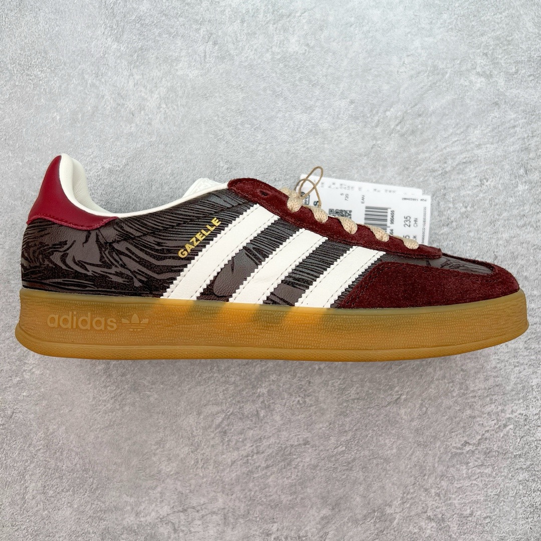 ＃KZ神版 AD Original Gazelle Indoor Trainers 瞪羚室内鞋系列低帮复古百搭休闲运动德训风板鞋 JP5671 独家前帮工艺加持 全套原纸板楦头开发 每道工序同步公司流程 确保原汁原味 完美呈现原鞋版型 原厂高频磨具加持 精准内部资源对接 Logo字体百分百还原 原厂特供纳米纤维板 区别市面劣质纸板中底 原厂海玻璃鞋垫 中置乳胶足弓支撑垫 正确3/2横条宽版背胶 一比一鞋头弧度高度鞋身弧度 烫金亮度高频深浅同步原鞋 独家私模最大47.5 半透明橡胶大底 原厂定制长毛翻毛皮组合环保纤维革鞋面 原厂港宝加持定型后跟R度完美 原厂高频磨具加持 Logo字体 凹凸明显 轮廓分明 描漆定位精准 三道杠为尖角45°锯齿状 高频立体感很强 区别圆形锯齿 已最大程度还原公司 欢迎对比 将复古进行到底 简约流畅 三十年不变经典 这款Gazelle运动鞋 无论面料、配色、质感或设计 都只在重现其1991年原款的经典 皮革鞋面 撞色三条纹和鞋跟标的设计 力求呈现90年代的经典复古风潮 Samba火热的同时 也带动了其它的复古鞋型 Gazelle便是其中一只 Gazelle Indoor拥有包边更宽的T字型鞋头 更好的保护运动员的前掌 浓浓的复古氛围感 非常适合现在流行的Cleanfit风格 尺码：35.5 36 36.5 37 38 38.5 39 40 40.5 41 42 42.5 43 44-选品中心