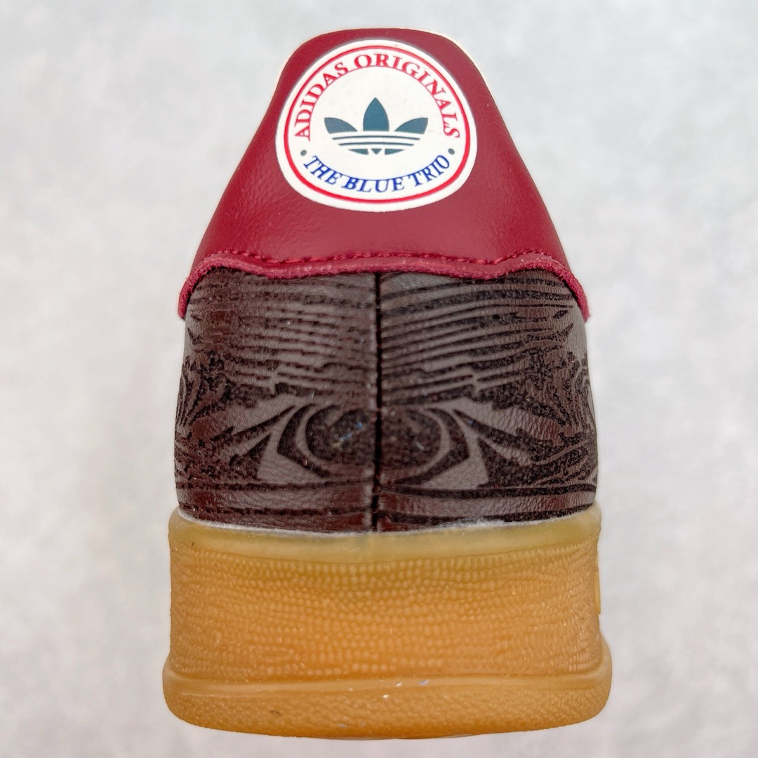 图片[8]-＃KZ神版 AD Original Gazelle Indoor Trainers 瞪羚室内鞋系列低帮复古百搭休闲运动德训风板鞋 JP5671 独家前帮工艺加持 全套原纸板楦头开发 每道工序同步公司流程 确保原汁原味 完美呈现原鞋版型 原厂高频磨具加持 精准内部资源对接 Logo字体百分百还原 原厂特供纳米纤维板 区别市面劣质纸板中底 原厂海玻璃鞋垫 中置乳胶足弓支撑垫 正确3/2横条宽版背胶 一比一鞋头弧度高度鞋身弧度 烫金亮度高频深浅同步原鞋 独家私模最大47.5 半透明橡胶大底 原厂定制长毛翻毛皮组合环保纤维革鞋面 原厂港宝加持定型后跟R度完美 原厂高频磨具加持 Logo字体 凹凸明显 轮廓分明 描漆定位精准 三道杠为尖角45°锯齿状 高频立体感很强 区别圆形锯齿 已最大程度还原公司 欢迎对比 将复古进行到底 简约流畅 三十年不变经典 这款Gazelle运动鞋 无论面料、配色、质感或设计 都只在重现其1991年原款的经典 皮革鞋面 撞色三条纹和鞋跟标的设计 力求呈现90年代的经典复古风潮 Samba火热的同时 也带动了其它的复古鞋型 Gazelle便是其中一只 Gazelle Indoor拥有包边更宽的T字型鞋头 更好的保护运动员的前掌 浓浓的复古氛围感 非常适合现在流行的Cleanfit风格 尺码：35.5 36 36.5 37 38 38.5 39 40 40.5 41 42 42.5 43 44-选品中心