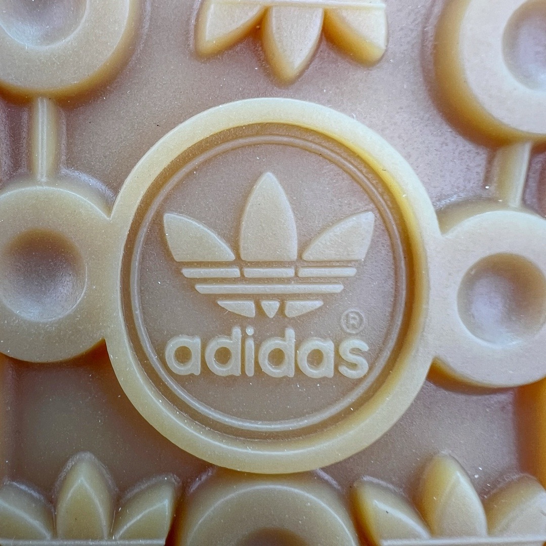 图片[21]-＃KZ神版 AD Original Gazelle Indoor Trainers 瞪羚室内鞋系列低帮复古百搭休闲运动德训风板鞋 JP5671 独家前帮工艺加持 全套原纸板楦头开发 每道工序同步公司流程 确保原汁原味 完美呈现原鞋版型 原厂高频磨具加持 精准内部资源对接 Logo字体百分百还原 原厂特供纳米纤维板 区别市面劣质纸板中底 原厂海玻璃鞋垫 中置乳胶足弓支撑垫 正确3/2横条宽版背胶 一比一鞋头弧度高度鞋身弧度 烫金亮度高频深浅同步原鞋 独家私模最大47.5 半透明橡胶大底 原厂定制长毛翻毛皮组合环保纤维革鞋面 原厂港宝加持定型后跟R度完美 原厂高频磨具加持 Logo字体 凹凸明显 轮廓分明 描漆定位精准 三道杠为尖角45°锯齿状 高频立体感很强 区别圆形锯齿 已最大程度还原公司 欢迎对比 将复古进行到底 简约流畅 三十年不变经典 这款Gazelle运动鞋 无论面料、配色、质感或设计 都只在重现其1991年原款的经典 皮革鞋面 撞色三条纹和鞋跟标的设计 力求呈现90年代的经典复古风潮 Samba火热的同时 也带动了其它的复古鞋型 Gazelle便是其中一只 Gazelle Indoor拥有包边更宽的T字型鞋头 更好的保护运动员的前掌 浓浓的复古氛围感 非常适合现在流行的Cleanfit风格 尺码：35.5 36 36.5 37 38 38.5 39 40 40.5 41 42 42.5 43 44-选品中心