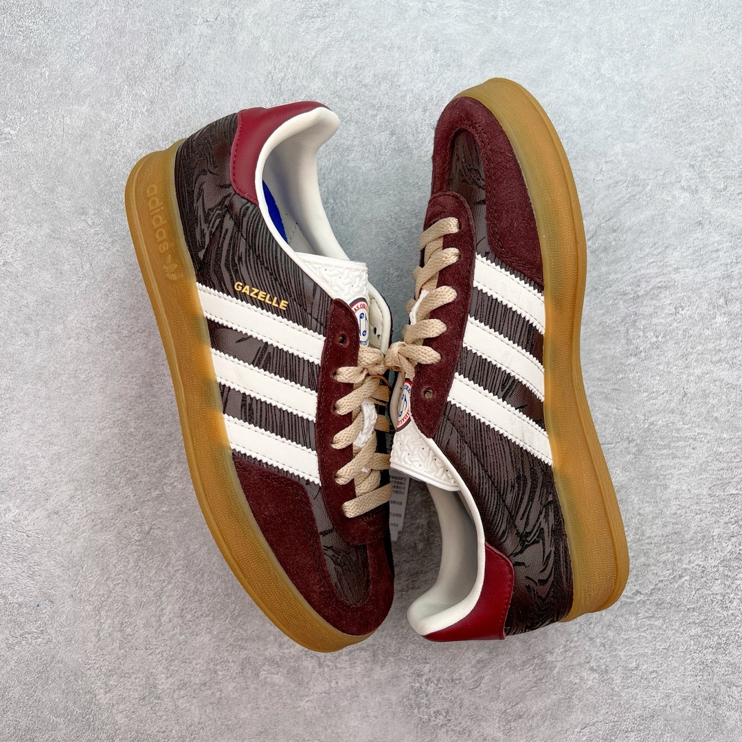 图片[3]-＃KZ神版 AD Original Gazelle Indoor Trainers 瞪羚室内鞋系列低帮复古百搭休闲运动德训风板鞋 JP5671 独家前帮工艺加持 全套原纸板楦头开发 每道工序同步公司流程 确保原汁原味 完美呈现原鞋版型 原厂高频磨具加持 精准内部资源对接 Logo字体百分百还原 原厂特供纳米纤维板 区别市面劣质纸板中底 原厂海玻璃鞋垫 中置乳胶足弓支撑垫 正确3/2横条宽版背胶 一比一鞋头弧度高度鞋身弧度 烫金亮度高频深浅同步原鞋 独家私模最大47.5 半透明橡胶大底 原厂定制长毛翻毛皮组合环保纤维革鞋面 原厂港宝加持定型后跟R度完美 原厂高频磨具加持 Logo字体 凹凸明显 轮廓分明 描漆定位精准 三道杠为尖角45°锯齿状 高频立体感很强 区别圆形锯齿 已最大程度还原公司 欢迎对比 将复古进行到底 简约流畅 三十年不变经典 这款Gazelle运动鞋 无论面料、配色、质感或设计 都只在重现其1991年原款的经典 皮革鞋面 撞色三条纹和鞋跟标的设计 力求呈现90年代的经典复古风潮 Samba火热的同时 也带动了其它的复古鞋型 Gazelle便是其中一只 Gazelle Indoor拥有包边更宽的T字型鞋头 更好的保护运动员的前掌 浓浓的复古氛围感 非常适合现在流行的Cleanfit风格 尺码：35.5 36 36.5 37 38 38.5 39 40 40.5 41 42 42.5 43 44-选品中心