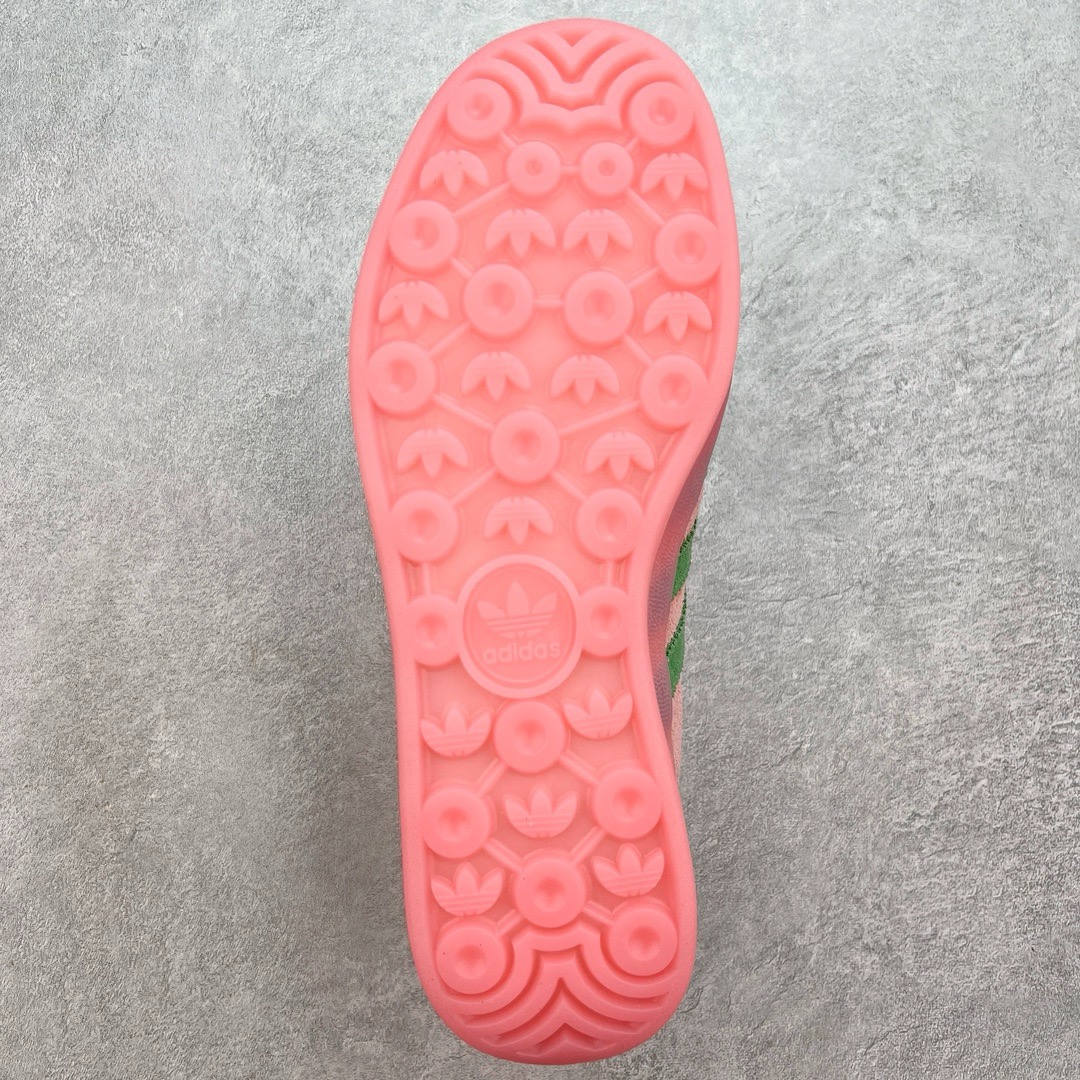 图片[9]-＃KZ神版 AD Original Gazelle Indoor Trainers 瞪羚室内鞋系列低帮复古百搭休闲运动德训风板鞋 IG6782 独家前帮工艺加持 全套原纸板楦头开发 每道工序同步公司流程 确保原汁原味 完美呈现原鞋版型 原厂高频磨具加持 精准内部资源对接 Logo字体百分百还原 原厂特供纳米纤维板 区别市面劣质纸板中底 原厂海玻璃鞋垫 中置乳胶足弓支撑垫 正确3/2横条宽版背胶 一比一鞋头弧度高度鞋身弧度 烫金亮度高频深浅同步原鞋 独家私模最大47.5 半透明橡胶大底 原厂定制长毛翻毛皮组合环保纤维革鞋面 原厂港宝加持定型后跟R度完美 原厂高频磨具加持 Logo字体 凹凸明显 轮廓分明 描漆定位精准 三道杠为尖角45°锯齿状 高频立体感很强 区别圆形锯齿 已最大程度还原公司 欢迎对比 将复古进行到底 简约流畅 三十年不变经典 这款Gazelle运动鞋 无论面料、配色、质感或设计 都只在重现其1991年原款的经典 皮革鞋面 撞色三条纹和鞋跟标的设计 力求呈现90年代的经典复古风潮 Samba火热的同时 也带动了其它的复古鞋型 Gazelle便是其中一只 Gazelle Indoor拥有包边更宽的T字型鞋头 更好的保护运动员的前掌 浓浓的复古氛围感 非常适合现在流行的Cleanfit风格 尺码：35.5 36 36.5 37 38 38.5 39 40 40.5 41 42 42.5 43 44-选品中心