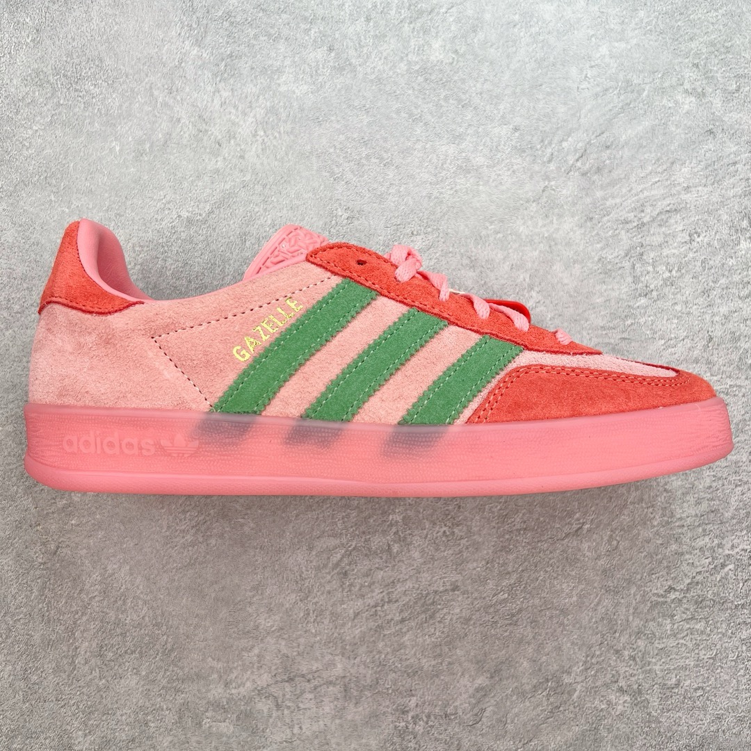 ＃KZ神版 AD Original Gazelle Indoor Trainers 瞪羚室内鞋系列低帮复古百搭休闲运动德训风板鞋 IG6782 独家前帮工艺加持 全套原纸板楦头开发 每道工序同步公司流程 确保原汁原味 完美呈现原鞋版型 原厂高频磨具加持 精准内部资源对接 Logo字体百分百还原 原厂特供纳米纤维板 区别市面劣质纸板中底 原厂海玻璃鞋垫 中置乳胶足弓支撑垫 正确3/2横条宽版背胶 一比一鞋头弧度高度鞋身弧度 烫金亮度高频深浅同步原鞋 独家私模最大47.5 半透明橡胶大底 原厂定制长毛翻毛皮组合环保纤维革鞋面 原厂港宝加持定型后跟R度完美 原厂高频磨具加持 Logo字体 凹凸明显 轮廓分明 描漆定位精准 三道杠为尖角45°锯齿状 高频立体感很强 区别圆形锯齿 已最大程度还原公司 欢迎对比 将复古进行到底 简约流畅 三十年不变经典 这款Gazelle运动鞋 无论面料、配色、质感或设计 都只在重现其1991年原款的经典 皮革鞋面 撞色三条纹和鞋跟标的设计 力求呈现90年代的经典复古风潮 Samba火热的同时 也带动了其它的复古鞋型 Gazelle便是其中一只 Gazelle Indoor拥有包边更宽的T字型鞋头 更好的保护运动员的前掌 浓浓的复古氛围感 非常适合现在流行的Cleanfit风格 尺码：35.5 36 36.5 37 38 38.5 39 40 40.5 41 42 42.5 43 44-选品中心