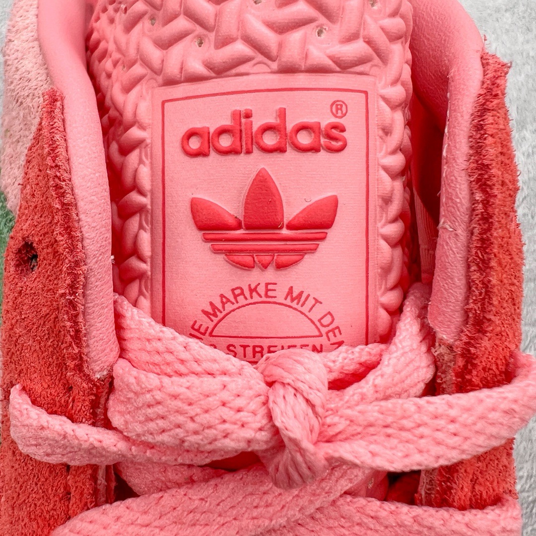 图片[13]-＃KZ神版 AD Original Gazelle Indoor Trainers 瞪羚室内鞋系列低帮复古百搭休闲运动德训风板鞋 IG6782 独家前帮工艺加持 全套原纸板楦头开发 每道工序同步公司流程 确保原汁原味 完美呈现原鞋版型 原厂高频磨具加持 精准内部资源对接 Logo字体百分百还原 原厂特供纳米纤维板 区别市面劣质纸板中底 原厂海玻璃鞋垫 中置乳胶足弓支撑垫 正确3/2横条宽版背胶 一比一鞋头弧度高度鞋身弧度 烫金亮度高频深浅同步原鞋 独家私模最大47.5 半透明橡胶大底 原厂定制长毛翻毛皮组合环保纤维革鞋面 原厂港宝加持定型后跟R度完美 原厂高频磨具加持 Logo字体 凹凸明显 轮廓分明 描漆定位精准 三道杠为尖角45°锯齿状 高频立体感很强 区别圆形锯齿 已最大程度还原公司 欢迎对比 将复古进行到底 简约流畅 三十年不变经典 这款Gazelle运动鞋 无论面料、配色、质感或设计 都只在重现其1991年原款的经典 皮革鞋面 撞色三条纹和鞋跟标的设计 力求呈现90年代的经典复古风潮 Samba火热的同时 也带动了其它的复古鞋型 Gazelle便是其中一只 Gazelle Indoor拥有包边更宽的T字型鞋头 更好的保护运动员的前掌 浓浓的复古氛围感 非常适合现在流行的Cleanfit风格 尺码：35.5 36 36.5 37 38 38.5 39 40 40.5 41 42 42.5 43 44-选品中心