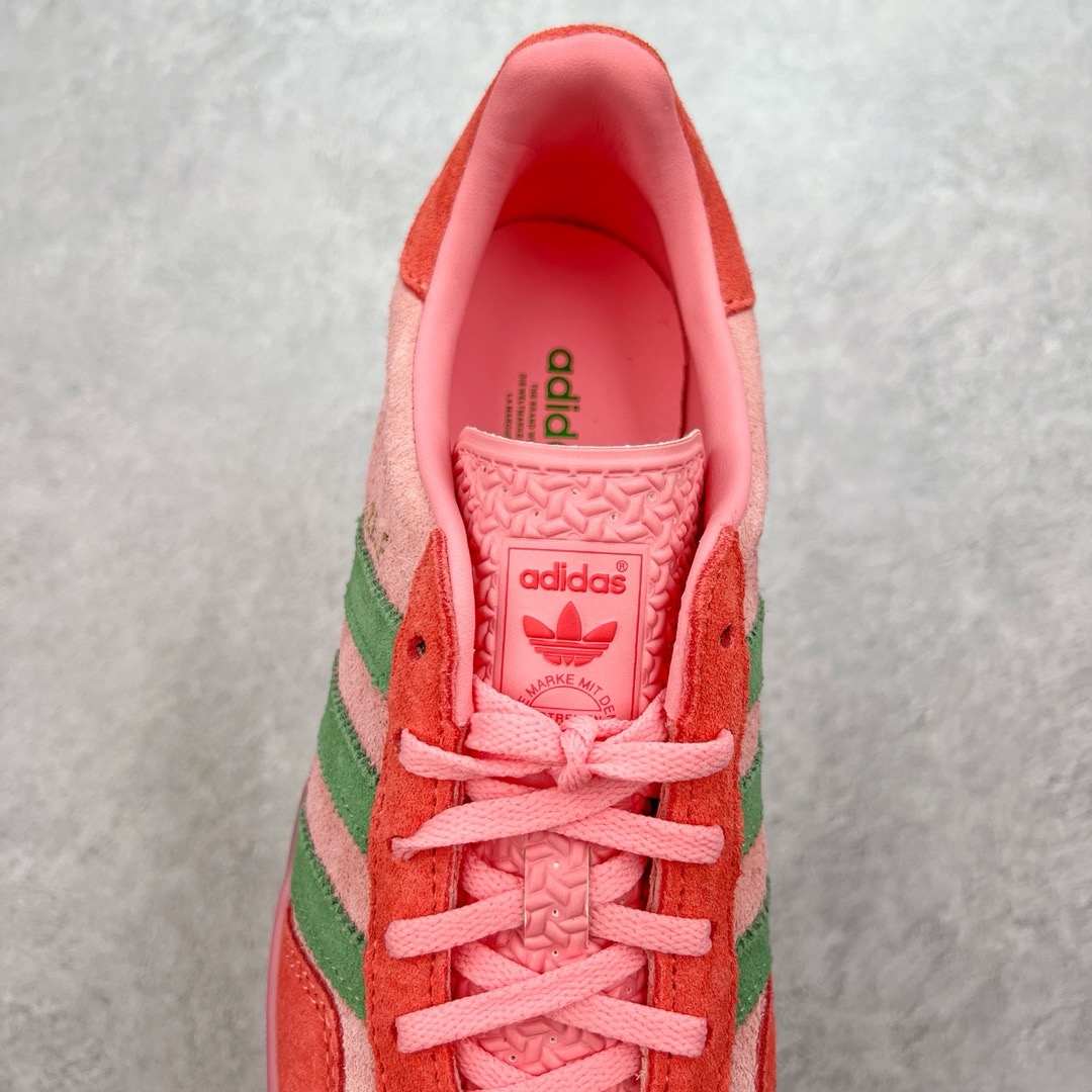 图片[5]-＃KZ神版 AD Original Gazelle Indoor Trainers 瞪羚室内鞋系列低帮复古百搭休闲运动德训风板鞋 IG6782 独家前帮工艺加持 全套原纸板楦头开发 每道工序同步公司流程 确保原汁原味 完美呈现原鞋版型 原厂高频磨具加持 精准内部资源对接 Logo字体百分百还原 原厂特供纳米纤维板 区别市面劣质纸板中底 原厂海玻璃鞋垫 中置乳胶足弓支撑垫 正确3/2横条宽版背胶 一比一鞋头弧度高度鞋身弧度 烫金亮度高频深浅同步原鞋 独家私模最大47.5 半透明橡胶大底 原厂定制长毛翻毛皮组合环保纤维革鞋面 原厂港宝加持定型后跟R度完美 原厂高频磨具加持 Logo字体 凹凸明显 轮廓分明 描漆定位精准 三道杠为尖角45°锯齿状 高频立体感很强 区别圆形锯齿 已最大程度还原公司 欢迎对比 将复古进行到底 简约流畅 三十年不变经典 这款Gazelle运动鞋 无论面料、配色、质感或设计 都只在重现其1991年原款的经典 皮革鞋面 撞色三条纹和鞋跟标的设计 力求呈现90年代的经典复古风潮 Samba火热的同时 也带动了其它的复古鞋型 Gazelle便是其中一只 Gazelle Indoor拥有包边更宽的T字型鞋头 更好的保护运动员的前掌 浓浓的复古氛围感 非常适合现在流行的Cleanfit风格 尺码：35.5 36 36.5 37 38 38.5 39 40 40.5 41 42 42.5 43 44-选品中心