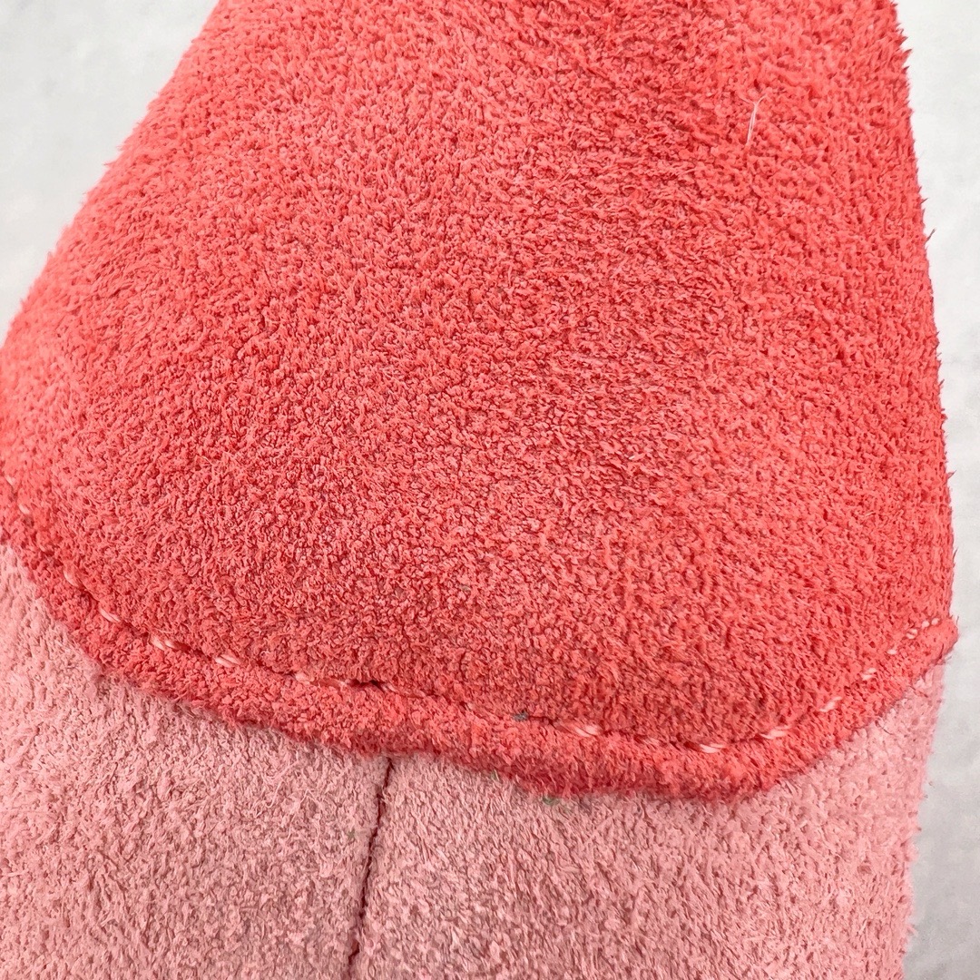 图片[14]-＃KZ神版 AD Original Gazelle Indoor Trainers 瞪羚室内鞋系列低帮复古百搭休闲运动德训风板鞋 IG6782 独家前帮工艺加持 全套原纸板楦头开发 每道工序同步公司流程 确保原汁原味 完美呈现原鞋版型 原厂高频磨具加持 精准内部资源对接 Logo字体百分百还原 原厂特供纳米纤维板 区别市面劣质纸板中底 原厂海玻璃鞋垫 中置乳胶足弓支撑垫 正确3/2横条宽版背胶 一比一鞋头弧度高度鞋身弧度 烫金亮度高频深浅同步原鞋 独家私模最大47.5 半透明橡胶大底 原厂定制长毛翻毛皮组合环保纤维革鞋面 原厂港宝加持定型后跟R度完美 原厂高频磨具加持 Logo字体 凹凸明显 轮廓分明 描漆定位精准 三道杠为尖角45°锯齿状 高频立体感很强 区别圆形锯齿 已最大程度还原公司 欢迎对比 将复古进行到底 简约流畅 三十年不变经典 这款Gazelle运动鞋 无论面料、配色、质感或设计 都只在重现其1991年原款的经典 皮革鞋面 撞色三条纹和鞋跟标的设计 力求呈现90年代的经典复古风潮 Samba火热的同时 也带动了其它的复古鞋型 Gazelle便是其中一只 Gazelle Indoor拥有包边更宽的T字型鞋头 更好的保护运动员的前掌 浓浓的复古氛围感 非常适合现在流行的Cleanfit风格 尺码：35.5 36 36.5 37 38 38.5 39 40 40.5 41 42 42.5 43 44-选品中心