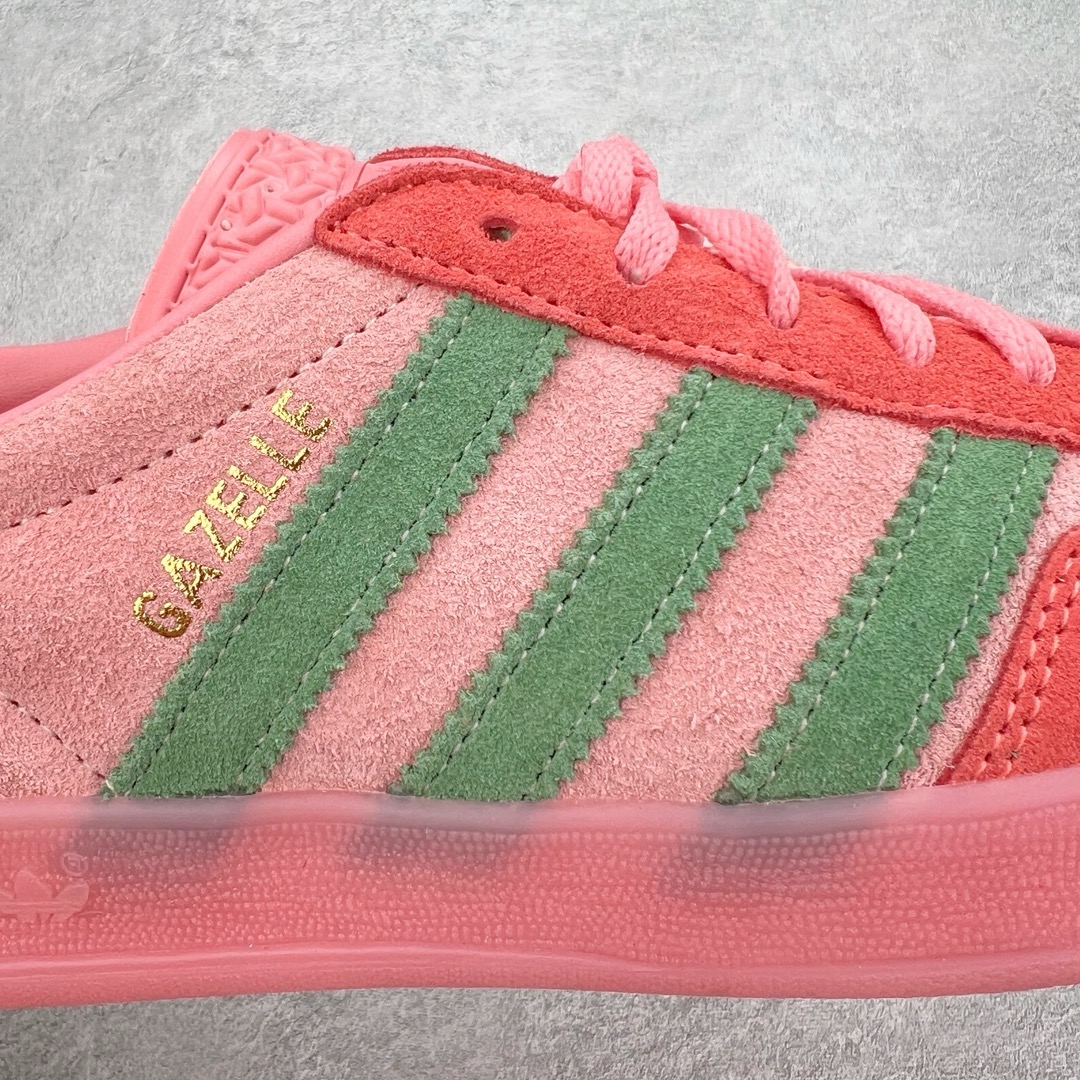 图片[19]-＃KZ神版 AD Original Gazelle Indoor Trainers 瞪羚室内鞋系列低帮复古百搭休闲运动德训风板鞋 IG6782 独家前帮工艺加持 全套原纸板楦头开发 每道工序同步公司流程 确保原汁原味 完美呈现原鞋版型 原厂高频磨具加持 精准内部资源对接 Logo字体百分百还原 原厂特供纳米纤维板 区别市面劣质纸板中底 原厂海玻璃鞋垫 中置乳胶足弓支撑垫 正确3/2横条宽版背胶 一比一鞋头弧度高度鞋身弧度 烫金亮度高频深浅同步原鞋 独家私模最大47.5 半透明橡胶大底 原厂定制长毛翻毛皮组合环保纤维革鞋面 原厂港宝加持定型后跟R度完美 原厂高频磨具加持 Logo字体 凹凸明显 轮廓分明 描漆定位精准 三道杠为尖角45°锯齿状 高频立体感很强 区别圆形锯齿 已最大程度还原公司 欢迎对比 将复古进行到底 简约流畅 三十年不变经典 这款Gazelle运动鞋 无论面料、配色、质感或设计 都只在重现其1991年原款的经典 皮革鞋面 撞色三条纹和鞋跟标的设计 力求呈现90年代的经典复古风潮 Samba火热的同时 也带动了其它的复古鞋型 Gazelle便是其中一只 Gazelle Indoor拥有包边更宽的T字型鞋头 更好的保护运动员的前掌 浓浓的复古氛围感 非常适合现在流行的Cleanfit风格 尺码：35.5 36 36.5 37 38 38.5 39 40 40.5 41 42 42.5 43 44-选品中心