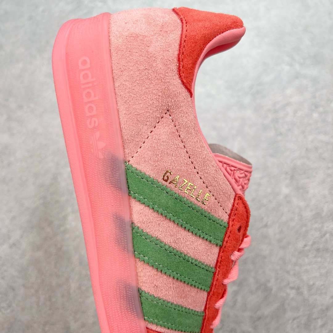 图片[6]-＃KZ神版 AD Original Gazelle Indoor Trainers 瞪羚室内鞋系列低帮复古百搭休闲运动德训风板鞋 IG6782 独家前帮工艺加持 全套原纸板楦头开发 每道工序同步公司流程 确保原汁原味 完美呈现原鞋版型 原厂高频磨具加持 精准内部资源对接 Logo字体百分百还原 原厂特供纳米纤维板 区别市面劣质纸板中底 原厂海玻璃鞋垫 中置乳胶足弓支撑垫 正确3/2横条宽版背胶 一比一鞋头弧度高度鞋身弧度 烫金亮度高频深浅同步原鞋 独家私模最大47.5 半透明橡胶大底 原厂定制长毛翻毛皮组合环保纤维革鞋面 原厂港宝加持定型后跟R度完美 原厂高频磨具加持 Logo字体 凹凸明显 轮廓分明 描漆定位精准 三道杠为尖角45°锯齿状 高频立体感很强 区别圆形锯齿 已最大程度还原公司 欢迎对比 将复古进行到底 简约流畅 三十年不变经典 这款Gazelle运动鞋 无论面料、配色、质感或设计 都只在重现其1991年原款的经典 皮革鞋面 撞色三条纹和鞋跟标的设计 力求呈现90年代的经典复古风潮 Samba火热的同时 也带动了其它的复古鞋型 Gazelle便是其中一只 Gazelle Indoor拥有包边更宽的T字型鞋头 更好的保护运动员的前掌 浓浓的复古氛围感 非常适合现在流行的Cleanfit风格 尺码：35.5 36 36.5 37 38 38.5 39 40 40.5 41 42 42.5 43 44-选品中心