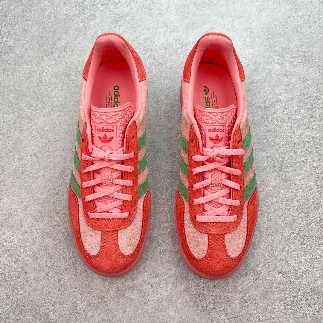 图片[2]-＃KZ神版 AD Original Gazelle Indoor Trainers 瞪羚室内鞋系列低帮复古百搭休闲运动德训风板鞋 IG6782 独家前帮工艺加持 全套原纸板楦头开发 每道工序同步公司流程 确保原汁原味 完美呈现原鞋版型 原厂高频磨具加持 精准内部资源对接 Logo字体百分百还原 原厂特供纳米纤维板 区别市面劣质纸板中底 原厂海玻璃鞋垫 中置乳胶足弓支撑垫 正确3/2横条宽版背胶 一比一鞋头弧度高度鞋身弧度 烫金亮度高频深浅同步原鞋 独家私模最大47.5 半透明橡胶大底 原厂定制长毛翻毛皮组合环保纤维革鞋面 原厂港宝加持定型后跟R度完美 原厂高频磨具加持 Logo字体 凹凸明显 轮廓分明 描漆定位精准 三道杠为尖角45°锯齿状 高频立体感很强 区别圆形锯齿 已最大程度还原公司 欢迎对比 将复古进行到底 简约流畅 三十年不变经典 这款Gazelle运动鞋 无论面料、配色、质感或设计 都只在重现其1991年原款的经典 皮革鞋面 撞色三条纹和鞋跟标的设计 力求呈现90年代的经典复古风潮 Samba火热的同时 也带动了其它的复古鞋型 Gazelle便是其中一只 Gazelle Indoor拥有包边更宽的T字型鞋头 更好的保护运动员的前掌 浓浓的复古氛围感 非常适合现在流行的Cleanfit风格 尺码：35.5 36 36.5 37 38 38.5 39 40 40.5 41 42 42.5 43 44-选品中心
