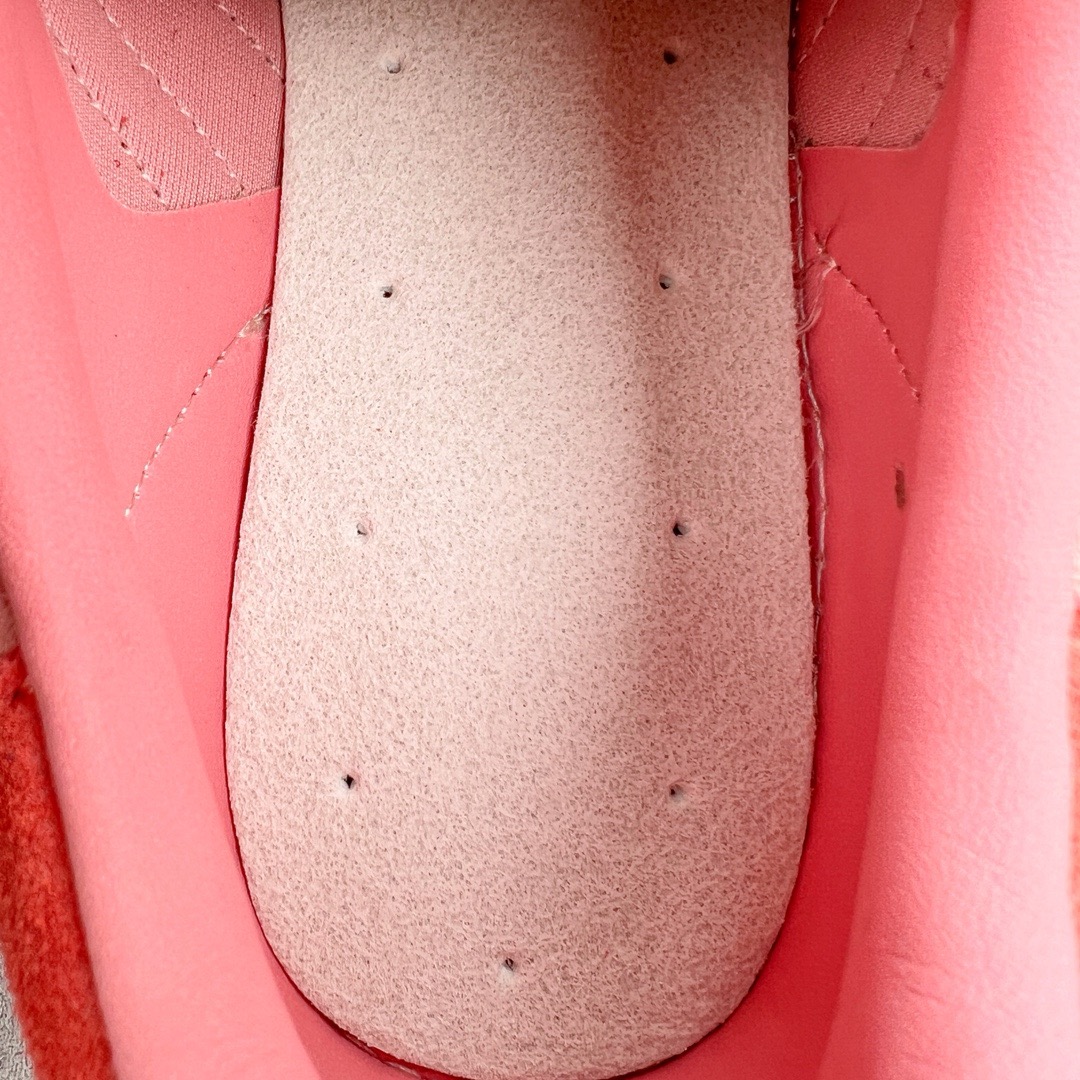 图片[10]-＃KZ神版 AD Original Gazelle Indoor Trainers 瞪羚室内鞋系列低帮复古百搭休闲运动德训风板鞋 IG6782 独家前帮工艺加持 全套原纸板楦头开发 每道工序同步公司流程 确保原汁原味 完美呈现原鞋版型 原厂高频磨具加持 精准内部资源对接 Logo字体百分百还原 原厂特供纳米纤维板 区别市面劣质纸板中底 原厂海玻璃鞋垫 中置乳胶足弓支撑垫 正确3/2横条宽版背胶 一比一鞋头弧度高度鞋身弧度 烫金亮度高频深浅同步原鞋 独家私模最大47.5 半透明橡胶大底 原厂定制长毛翻毛皮组合环保纤维革鞋面 原厂港宝加持定型后跟R度完美 原厂高频磨具加持 Logo字体 凹凸明显 轮廓分明 描漆定位精准 三道杠为尖角45°锯齿状 高频立体感很强 区别圆形锯齿 已最大程度还原公司 欢迎对比 将复古进行到底 简约流畅 三十年不变经典 这款Gazelle运动鞋 无论面料、配色、质感或设计 都只在重现其1991年原款的经典 皮革鞋面 撞色三条纹和鞋跟标的设计 力求呈现90年代的经典复古风潮 Samba火热的同时 也带动了其它的复古鞋型 Gazelle便是其中一只 Gazelle Indoor拥有包边更宽的T字型鞋头 更好的保护运动员的前掌 浓浓的复古氛围感 非常适合现在流行的Cleanfit风格 尺码：35.5 36 36.5 37 38 38.5 39 40 40.5 41 42 42.5 43 44-选品中心