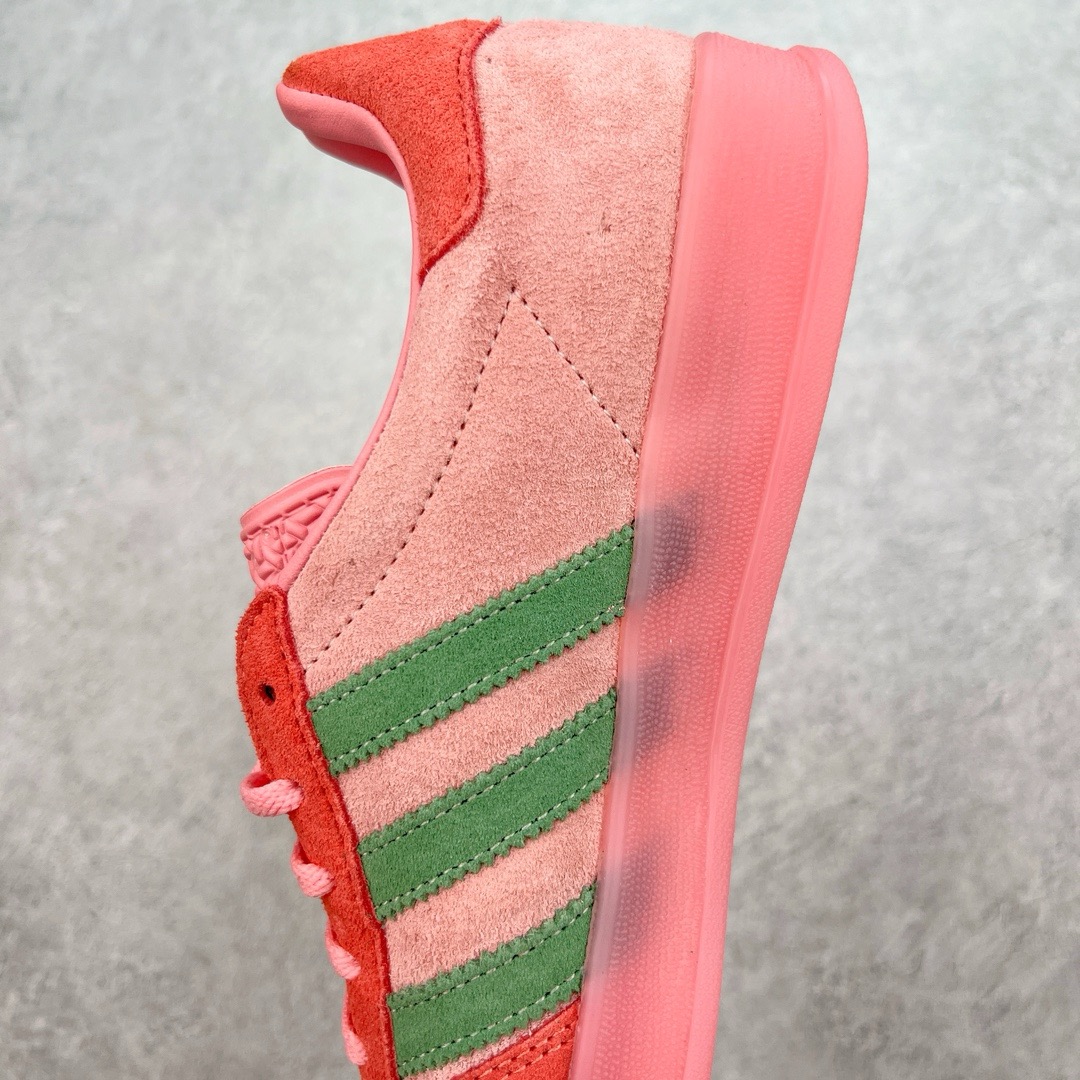 图片[7]-＃KZ神版 AD Original Gazelle Indoor Trainers 瞪羚室内鞋系列低帮复古百搭休闲运动德训风板鞋 IG6782 独家前帮工艺加持 全套原纸板楦头开发 每道工序同步公司流程 确保原汁原味 完美呈现原鞋版型 原厂高频磨具加持 精准内部资源对接 Logo字体百分百还原 原厂特供纳米纤维板 区别市面劣质纸板中底 原厂海玻璃鞋垫 中置乳胶足弓支撑垫 正确3/2横条宽版背胶 一比一鞋头弧度高度鞋身弧度 烫金亮度高频深浅同步原鞋 独家私模最大47.5 半透明橡胶大底 原厂定制长毛翻毛皮组合环保纤维革鞋面 原厂港宝加持定型后跟R度完美 原厂高频磨具加持 Logo字体 凹凸明显 轮廓分明 描漆定位精准 三道杠为尖角45°锯齿状 高频立体感很强 区别圆形锯齿 已最大程度还原公司 欢迎对比 将复古进行到底 简约流畅 三十年不变经典 这款Gazelle运动鞋 无论面料、配色、质感或设计 都只在重现其1991年原款的经典 皮革鞋面 撞色三条纹和鞋跟标的设计 力求呈现90年代的经典复古风潮 Samba火热的同时 也带动了其它的复古鞋型 Gazelle便是其中一只 Gazelle Indoor拥有包边更宽的T字型鞋头 更好的保护运动员的前掌 浓浓的复古氛围感 非常适合现在流行的Cleanfit风格 尺码：35.5 36 36.5 37 38 38.5 39 40 40.5 41 42 42.5 43 44-选品中心