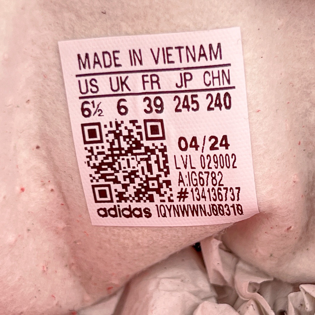 图片[12]-＃KZ神版 AD Original Gazelle Indoor Trainers 瞪羚室内鞋系列低帮复古百搭休闲运动德训风板鞋 IG6782 独家前帮工艺加持 全套原纸板楦头开发 每道工序同步公司流程 确保原汁原味 完美呈现原鞋版型 原厂高频磨具加持 精准内部资源对接 Logo字体百分百还原 原厂特供纳米纤维板 区别市面劣质纸板中底 原厂海玻璃鞋垫 中置乳胶足弓支撑垫 正确3/2横条宽版背胶 一比一鞋头弧度高度鞋身弧度 烫金亮度高频深浅同步原鞋 独家私模最大47.5 半透明橡胶大底 原厂定制长毛翻毛皮组合环保纤维革鞋面 原厂港宝加持定型后跟R度完美 原厂高频磨具加持 Logo字体 凹凸明显 轮廓分明 描漆定位精准 三道杠为尖角45°锯齿状 高频立体感很强 区别圆形锯齿 已最大程度还原公司 欢迎对比 将复古进行到底 简约流畅 三十年不变经典 这款Gazelle运动鞋 无论面料、配色、质感或设计 都只在重现其1991年原款的经典 皮革鞋面 撞色三条纹和鞋跟标的设计 力求呈现90年代的经典复古风潮 Samba火热的同时 也带动了其它的复古鞋型 Gazelle便是其中一只 Gazelle Indoor拥有包边更宽的T字型鞋头 更好的保护运动员的前掌 浓浓的复古氛围感 非常适合现在流行的Cleanfit风格 尺码：35.5 36 36.5 37 38 38.5 39 40 40.5 41 42 42.5 43 44-选品中心