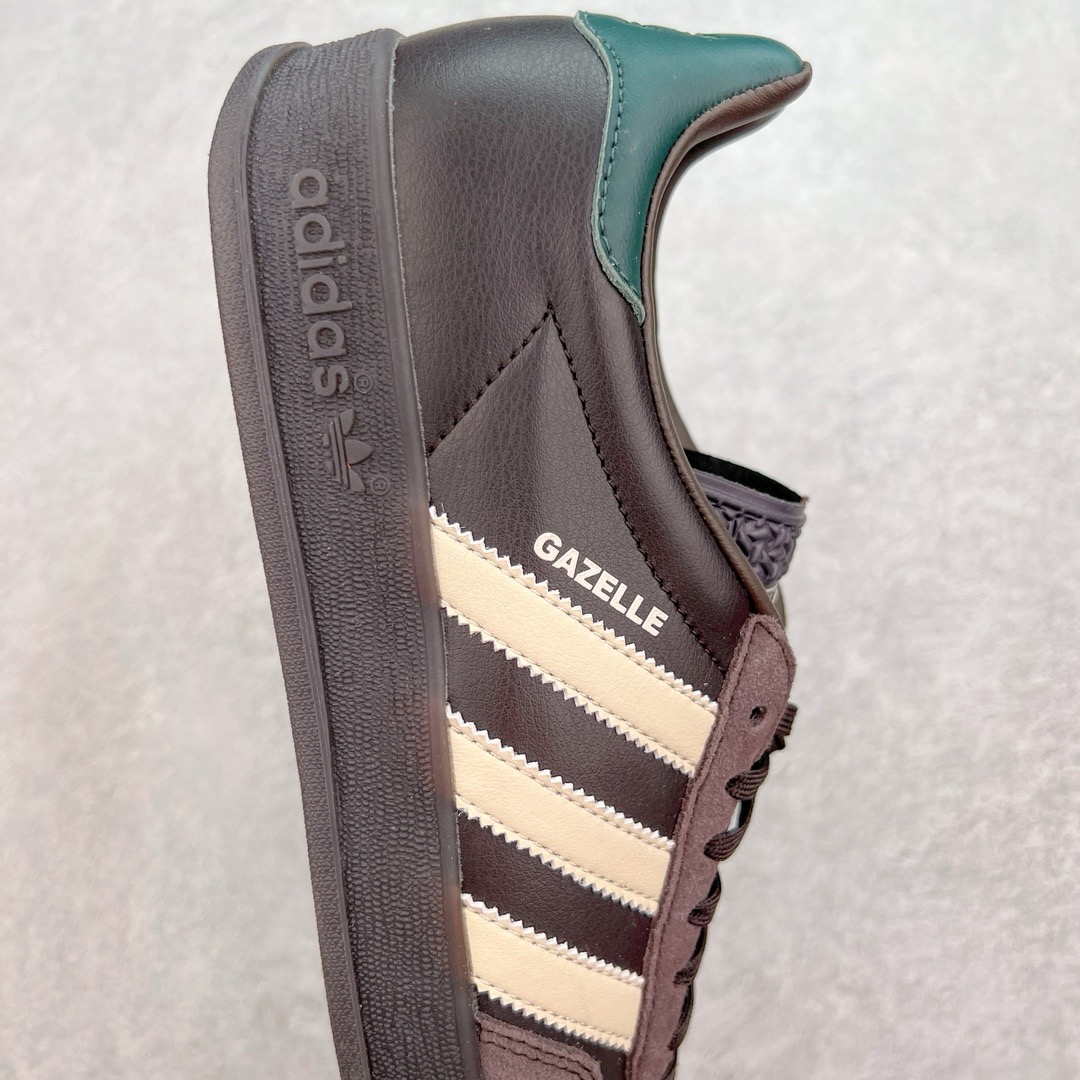 图片[6]-＃KZ神版 AD Original Gazelle Indoor Trainers 瞪羚室内鞋系列低帮复古百搭休闲运动德训风板鞋 IH0374 独家前帮工艺加持 全套原纸板楦头开发 每道工序同步公司流程 确保原汁原味 完美呈现原鞋版型 原厂高频磨具加持 精准内部资源对接 Logo字体百分百还原 原厂特供纳米纤维板 区别市面劣质纸板中底 原厂海玻璃鞋垫 中置乳胶足弓支撑垫 正确3/2横条宽版背胶 一比一鞋头弧度高度鞋身弧度 烫金亮度高频深浅同步原鞋 独家私模最大47.5 半透明橡胶大底 原厂定制长毛翻毛皮组合环保纤维革鞋面 原厂港宝加持定型后跟R度完美 原厂高频磨具加持 Logo字体 凹凸明显 轮廓分明 描漆定位精准 三道杠为尖角45°锯齿状 高频立体感很强 区别圆形锯齿 已最大程度还原公司 欢迎对比 将复古进行到底 简约流畅 三十年不变经典 这款Gazelle运动鞋 无论面料、配色、质感或设计 都只在重现其1991年原款的经典 皮革鞋面 撞色三条纹和鞋跟标的设计 力求呈现90年代的经典复古风潮 Samba火热的同时 也带动了其它的复古鞋型 Gazelle便是其中一只 Gazelle Indoor拥有包边更宽的T字型鞋头 更好的保护运动员的前掌 浓浓的复古氛围感 非常适合现在流行的Cleanfit风格 尺码：35.5 36 36.5 37 38 38.5 39 40 40.5 41 42 42.5 43 44-选品中心