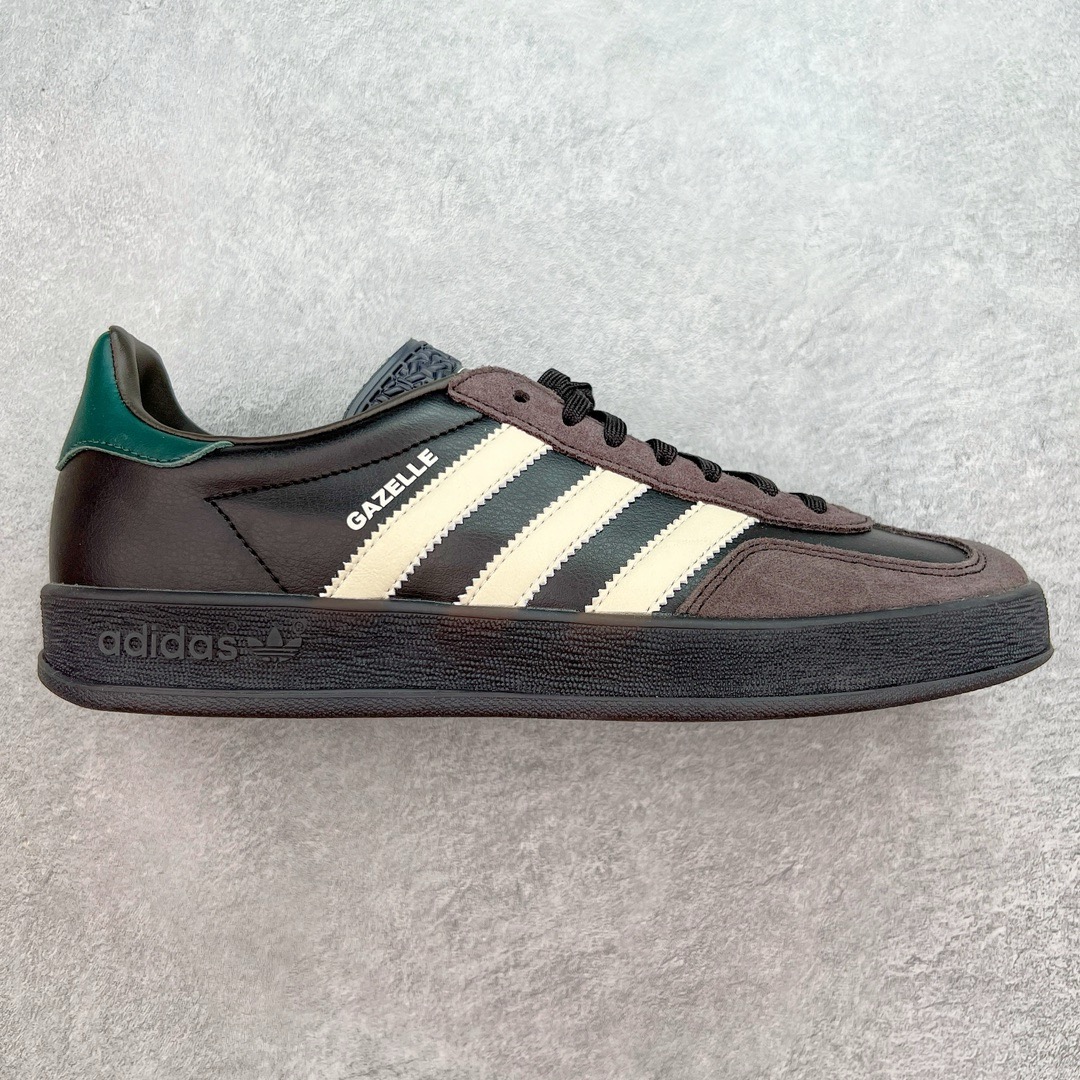 ＃KZ神版 AD Original Gazelle Indoor Trainers 瞪羚室内鞋系列低帮复古百搭休闲运动德训风板鞋 IH0374 独家前帮工艺加持 全套原纸板楦头开发 每道工序同步公司流程 确保原汁原味 完美呈现原鞋版型 原厂高频磨具加持 精准内部资源对接 Logo字体百分百还原 原厂特供纳米纤维板 区别市面劣质纸板中底 原厂海玻璃鞋垫 中置乳胶足弓支撑垫 正确3/2横条宽版背胶 一比一鞋头弧度高度鞋身弧度 烫金亮度高频深浅同步原鞋 独家私模最大47.5 半透明橡胶大底 原厂定制长毛翻毛皮组合环保纤维革鞋面 原厂港宝加持定型后跟R度完美 原厂高频磨具加持 Logo字体 凹凸明显 轮廓分明 描漆定位精准 三道杠为尖角45°锯齿状 高频立体感很强 区别圆形锯齿 已最大程度还原公司 欢迎对比 将复古进行到底 简约流畅 三十年不变经典 这款Gazelle运动鞋 无论面料、配色、质感或设计 都只在重现其1991年原款的经典 皮革鞋面 撞色三条纹和鞋跟标的设计 力求呈现90年代的经典复古风潮 Samba火热的同时 也带动了其它的复古鞋型 Gazelle便是其中一只 Gazelle Indoor拥有包边更宽的T字型鞋头 更好的保护运动员的前掌 浓浓的复古氛围感 非常适合现在流行的Cleanfit风格 尺码：35.5 36 36.5 37 38 38.5 39 40 40.5 41 42 42.5 43 44-选品中心