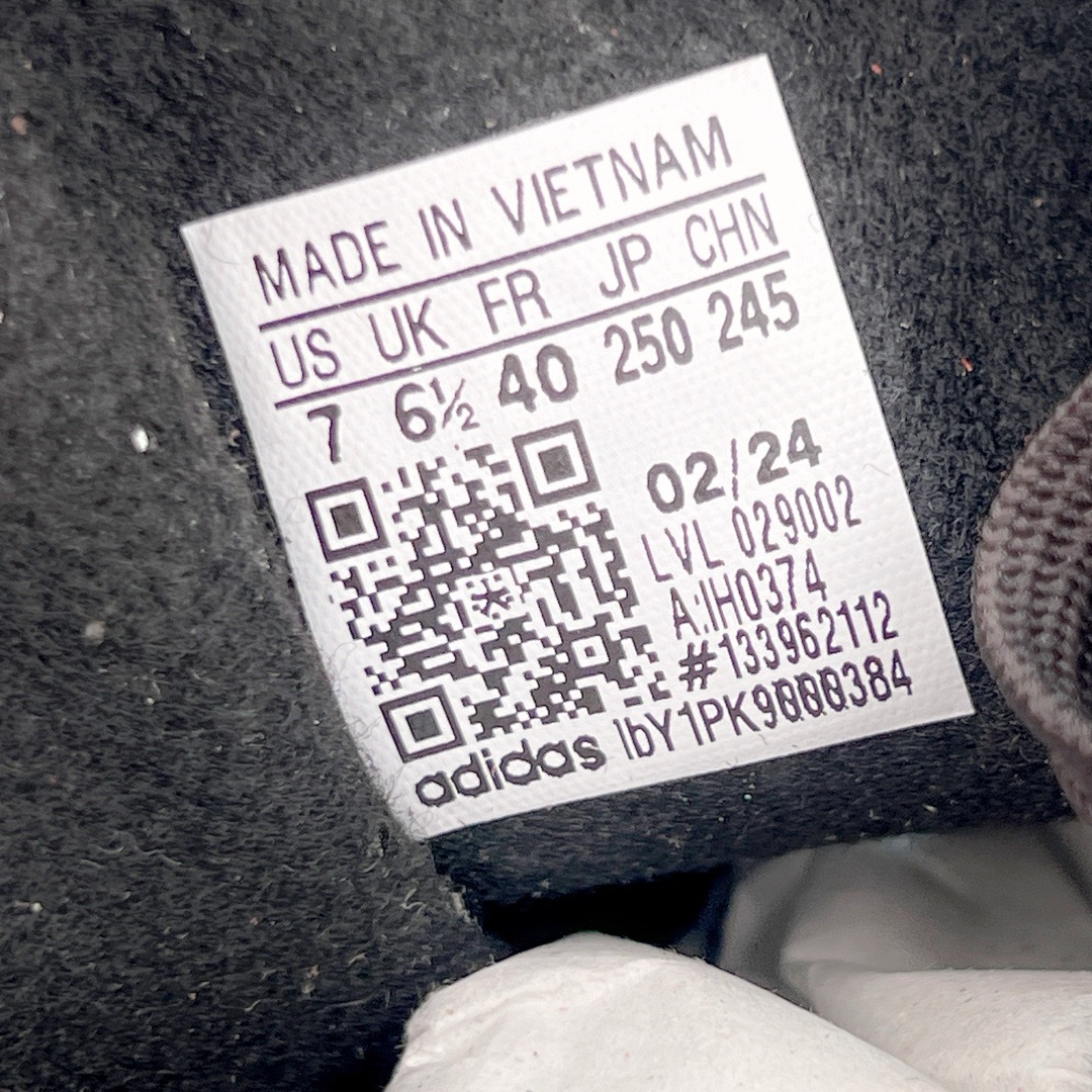 图片[11]-＃KZ神版 AD Original Gazelle Indoor Trainers 瞪羚室内鞋系列低帮复古百搭休闲运动德训风板鞋 IH0374 独家前帮工艺加持 全套原纸板楦头开发 每道工序同步公司流程 确保原汁原味 完美呈现原鞋版型 原厂高频磨具加持 精准内部资源对接 Logo字体百分百还原 原厂特供纳米纤维板 区别市面劣质纸板中底 原厂海玻璃鞋垫 中置乳胶足弓支撑垫 正确3/2横条宽版背胶 一比一鞋头弧度高度鞋身弧度 烫金亮度高频深浅同步原鞋 独家私模最大47.5 半透明橡胶大底 原厂定制长毛翻毛皮组合环保纤维革鞋面 原厂港宝加持定型后跟R度完美 原厂高频磨具加持 Logo字体 凹凸明显 轮廓分明 描漆定位精准 三道杠为尖角45°锯齿状 高频立体感很强 区别圆形锯齿 已最大程度还原公司 欢迎对比 将复古进行到底 简约流畅 三十年不变经典 这款Gazelle运动鞋 无论面料、配色、质感或设计 都只在重现其1991年原款的经典 皮革鞋面 撞色三条纹和鞋跟标的设计 力求呈现90年代的经典复古风潮 Samba火热的同时 也带动了其它的复古鞋型 Gazelle便是其中一只 Gazelle Indoor拥有包边更宽的T字型鞋头 更好的保护运动员的前掌 浓浓的复古氛围感 非常适合现在流行的Cleanfit风格 尺码：35.5 36 36.5 37 38 38.5 39 40 40.5 41 42 42.5 43 44-选品中心