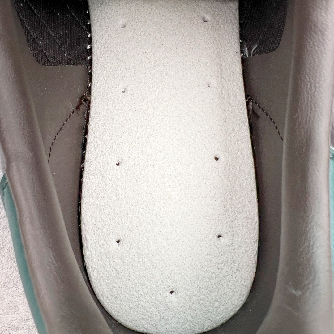 图片[10]-＃KZ神版 AD Original Gazelle Indoor Trainers 瞪羚室内鞋系列低帮复古百搭休闲运动德训风板鞋 IH0374 独家前帮工艺加持 全套原纸板楦头开发 每道工序同步公司流程 确保原汁原味 完美呈现原鞋版型 原厂高频磨具加持 精准内部资源对接 Logo字体百分百还原 原厂特供纳米纤维板 区别市面劣质纸板中底 原厂海玻璃鞋垫 中置乳胶足弓支撑垫 正确3/2横条宽版背胶 一比一鞋头弧度高度鞋身弧度 烫金亮度高频深浅同步原鞋 独家私模最大47.5 半透明橡胶大底 原厂定制长毛翻毛皮组合环保纤维革鞋面 原厂港宝加持定型后跟R度完美 原厂高频磨具加持 Logo字体 凹凸明显 轮廓分明 描漆定位精准 三道杠为尖角45°锯齿状 高频立体感很强 区别圆形锯齿 已最大程度还原公司 欢迎对比 将复古进行到底 简约流畅 三十年不变经典 这款Gazelle运动鞋 无论面料、配色、质感或设计 都只在重现其1991年原款的经典 皮革鞋面 撞色三条纹和鞋跟标的设计 力求呈现90年代的经典复古风潮 Samba火热的同时 也带动了其它的复古鞋型 Gazelle便是其中一只 Gazelle Indoor拥有包边更宽的T字型鞋头 更好的保护运动员的前掌 浓浓的复古氛围感 非常适合现在流行的Cleanfit风格 尺码：35.5 36 36.5 37 38 38.5 39 40 40.5 41 42 42.5 43 44-选品中心