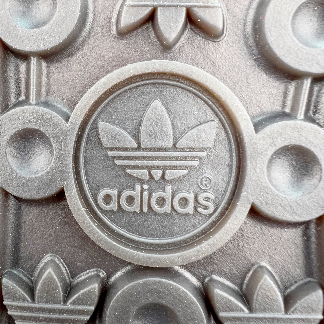 图片[18]-＃KZ神版 AD Original Gazelle Indoor Trainers 瞪羚室内鞋系列低帮复古百搭休闲运动德训风板鞋 IH0374 独家前帮工艺加持 全套原纸板楦头开发 每道工序同步公司流程 确保原汁原味 完美呈现原鞋版型 原厂高频磨具加持 精准内部资源对接 Logo字体百分百还原 原厂特供纳米纤维板 区别市面劣质纸板中底 原厂海玻璃鞋垫 中置乳胶足弓支撑垫 正确3/2横条宽版背胶 一比一鞋头弧度高度鞋身弧度 烫金亮度高频深浅同步原鞋 独家私模最大47.5 半透明橡胶大底 原厂定制长毛翻毛皮组合环保纤维革鞋面 原厂港宝加持定型后跟R度完美 原厂高频磨具加持 Logo字体 凹凸明显 轮廓分明 描漆定位精准 三道杠为尖角45°锯齿状 高频立体感很强 区别圆形锯齿 已最大程度还原公司 欢迎对比 将复古进行到底 简约流畅 三十年不变经典 这款Gazelle运动鞋 无论面料、配色、质感或设计 都只在重现其1991年原款的经典 皮革鞋面 撞色三条纹和鞋跟标的设计 力求呈现90年代的经典复古风潮 Samba火热的同时 也带动了其它的复古鞋型 Gazelle便是其中一只 Gazelle Indoor拥有包边更宽的T字型鞋头 更好的保护运动员的前掌 浓浓的复古氛围感 非常适合现在流行的Cleanfit风格 尺码：35.5 36 36.5 37 38 38.5 39 40 40.5 41 42 42.5 43 44-选品中心