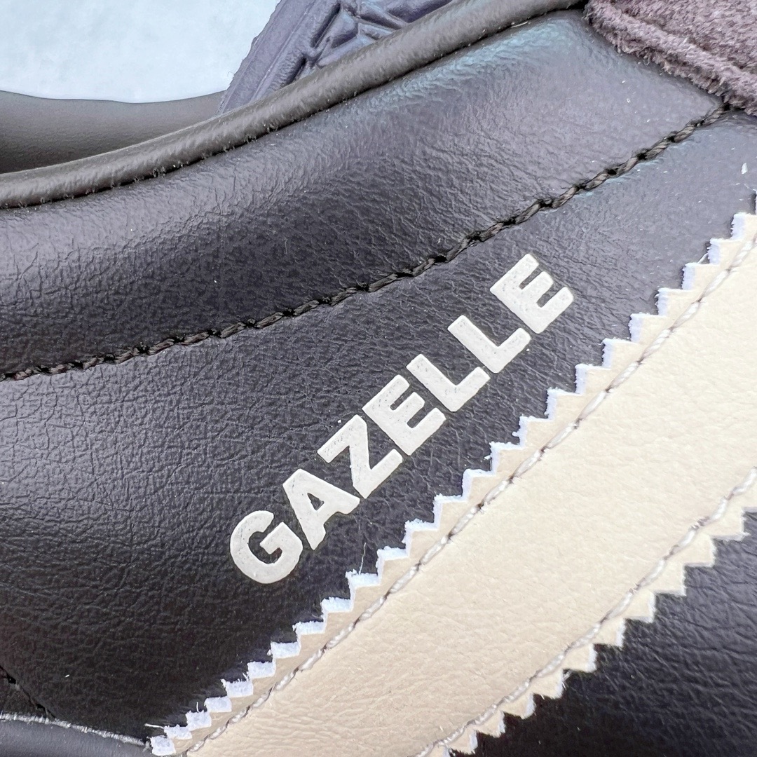 图片[16]-＃KZ神版 AD Original Gazelle Indoor Trainers 瞪羚室内鞋系列低帮复古百搭休闲运动德训风板鞋 IH0374 独家前帮工艺加持 全套原纸板楦头开发 每道工序同步公司流程 确保原汁原味 完美呈现原鞋版型 原厂高频磨具加持 精准内部资源对接 Logo字体百分百还原 原厂特供纳米纤维板 区别市面劣质纸板中底 原厂海玻璃鞋垫 中置乳胶足弓支撑垫 正确3/2横条宽版背胶 一比一鞋头弧度高度鞋身弧度 烫金亮度高频深浅同步原鞋 独家私模最大47.5 半透明橡胶大底 原厂定制长毛翻毛皮组合环保纤维革鞋面 原厂港宝加持定型后跟R度完美 原厂高频磨具加持 Logo字体 凹凸明显 轮廓分明 描漆定位精准 三道杠为尖角45°锯齿状 高频立体感很强 区别圆形锯齿 已最大程度还原公司 欢迎对比 将复古进行到底 简约流畅 三十年不变经典 这款Gazelle运动鞋 无论面料、配色、质感或设计 都只在重现其1991年原款的经典 皮革鞋面 撞色三条纹和鞋跟标的设计 力求呈现90年代的经典复古风潮 Samba火热的同时 也带动了其它的复古鞋型 Gazelle便是其中一只 Gazelle Indoor拥有包边更宽的T字型鞋头 更好的保护运动员的前掌 浓浓的复古氛围感 非常适合现在流行的Cleanfit风格 尺码：35.5 36 36.5 37 38 38.5 39 40 40.5 41 42 42.5 43 44-选品中心