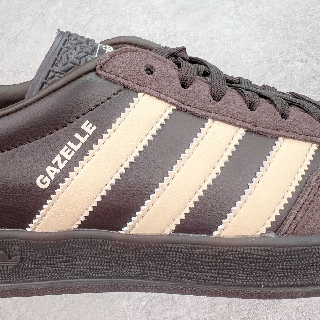 图片[17]-＃KZ神版 AD Original Gazelle Indoor Trainers 瞪羚室内鞋系列低帮复古百搭休闲运动德训风板鞋 IH0374 独家前帮工艺加持 全套原纸板楦头开发 每道工序同步公司流程 确保原汁原味 完美呈现原鞋版型 原厂高频磨具加持 精准内部资源对接 Logo字体百分百还原 原厂特供纳米纤维板 区别市面劣质纸板中底 原厂海玻璃鞋垫 中置乳胶足弓支撑垫 正确3/2横条宽版背胶 一比一鞋头弧度高度鞋身弧度 烫金亮度高频深浅同步原鞋 独家私模最大47.5 半透明橡胶大底 原厂定制长毛翻毛皮组合环保纤维革鞋面 原厂港宝加持定型后跟R度完美 原厂高频磨具加持 Logo字体 凹凸明显 轮廓分明 描漆定位精准 三道杠为尖角45°锯齿状 高频立体感很强 区别圆形锯齿 已最大程度还原公司 欢迎对比 将复古进行到底 简约流畅 三十年不变经典 这款Gazelle运动鞋 无论面料、配色、质感或设计 都只在重现其1991年原款的经典 皮革鞋面 撞色三条纹和鞋跟标的设计 力求呈现90年代的经典复古风潮 Samba火热的同时 也带动了其它的复古鞋型 Gazelle便是其中一只 Gazelle Indoor拥有包边更宽的T字型鞋头 更好的保护运动员的前掌 浓浓的复古氛围感 非常适合现在流行的Cleanfit风格 尺码：35.5 36 36.5 37 38 38.5 39 40 40.5 41 42 42.5 43 44-选品中心