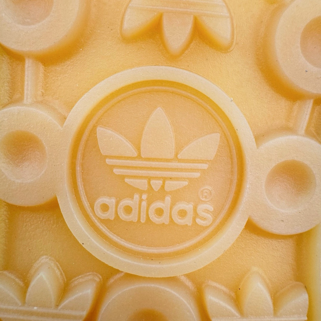 图片[16]-＃KZ神版 AD Original Gazelle Indoor Trainers 瞪羚室内鞋系列低帮复古百搭休闲运动德训风板鞋 IF9643 独家前帮工艺加持 全套原纸板楦头开发 每道工序同步公司流程 确保原汁原味 完美呈现原鞋版型 原厂高频磨具加持 精准内部资源对接 Logo字体百分百还原 原厂特供纳米纤维板 区别市面劣质纸板中底 原厂海玻璃鞋垫 中置乳胶足弓支撑垫 正确3/2横条宽版背胶 一比一鞋头弧度高度鞋身弧度 烫金亮度高频深浅同步原鞋 独家私模最大47.5 半透明橡胶大底 原厂定制长毛翻毛皮组合环保纤维革鞋面 原厂港宝加持定型后跟R度完美 原厂高频磨具加持 Logo字体 凹凸明显 轮廓分明 描漆定位精准 三道杠为尖角45°锯齿状 高频立体感很强 区别圆形锯齿 已最大程度还原公司 欢迎对比 将复古进行到底 简约流畅 三十年不变经典 这款Gazelle运动鞋 无论面料、配色、质感或设计 都只在重现其1991年原款的经典 皮革鞋面 撞色三条纹和鞋跟标的设计 力求呈现90年代的经典复古风潮 Samba火热的同时 也带动了其它的复古鞋型 Gazelle便是其中一只 Gazelle Indoor拥有包边更宽的T字型鞋头 更好的保护运动员的前掌 浓浓的复古氛围感 非常适合现在流行的Cleanfit风格 尺码：35.5 36 36.5 37 38 38.5 39 40 40.5 41 42 42.5 43 44-选品中心